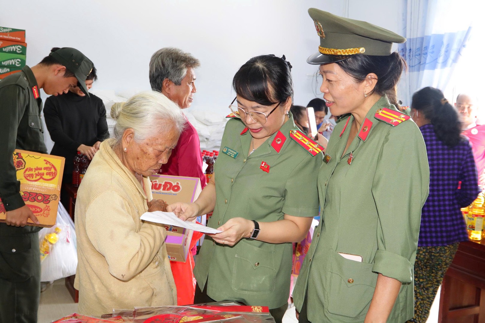 Hội phụ nữ Công an tỉnh trao quà cho người dân có hoàn cảnh khó khăn tham gia Chương trình (6).jpg