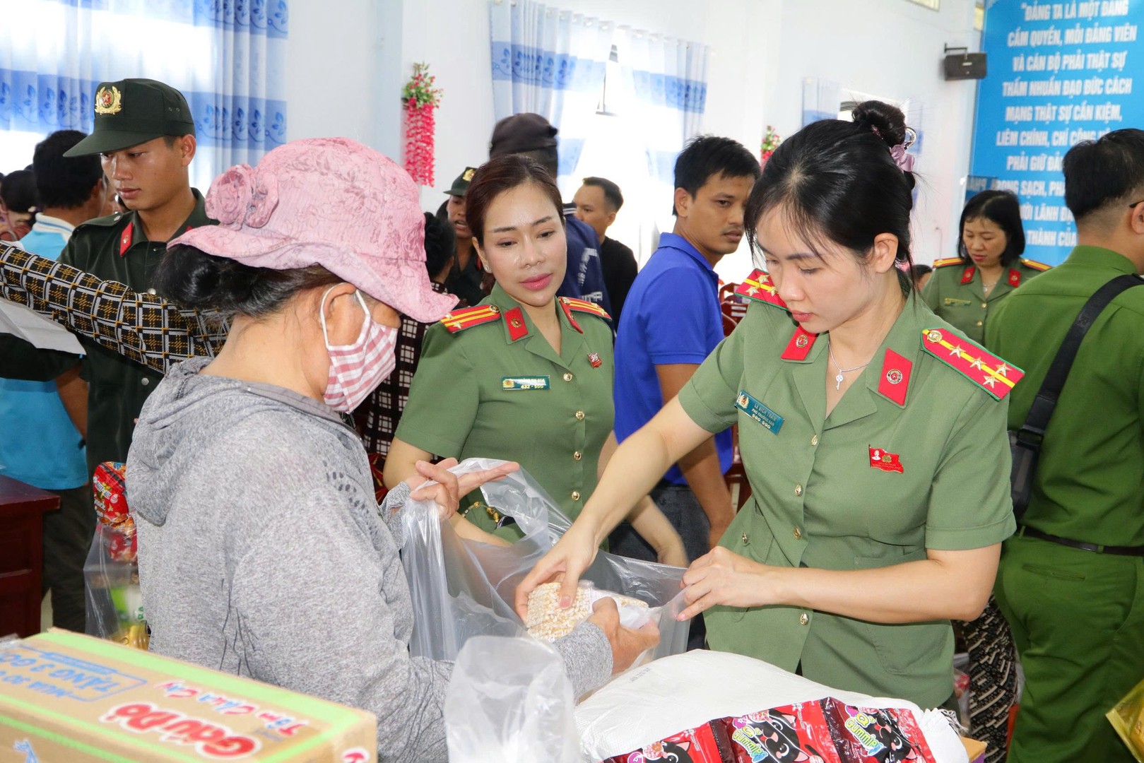 Hội phụ nữ Công an tỉnh trao quà cho người dân có hoàn cảnh khó khăn tham gia Chương trình (4).jpg
