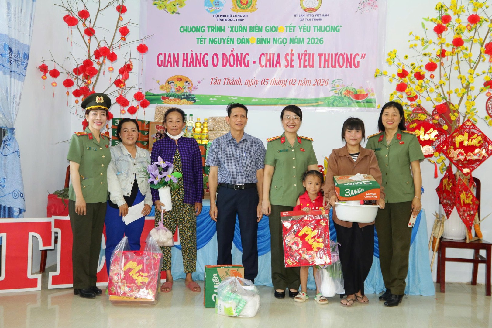 Đại tá Võ Thị Hoài Ngọc, Phó Giám đốc Công an tỉnh Đồng Tháp và ông Phạm Tấn Xiếu, Bí thư Đảng ủy, Chủ tịch HĐND xã Tân Thành trao quà cho bà con khó khăn tham gia Chương trình (2).jpg