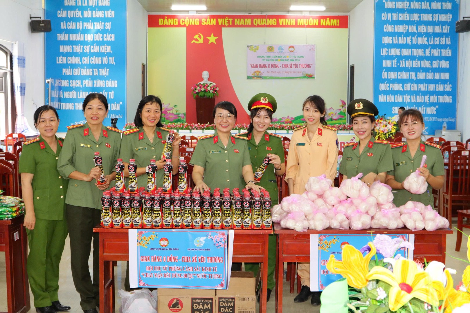 Hội phụ nữ Công an tỉnh trao quà cho người dân có hoàn cảnh khó khăn tham gia Chương trình (2).jpg