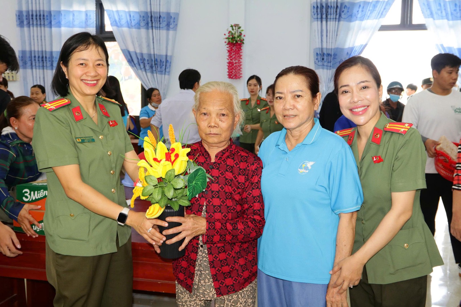 Hội phụ nữ Công an tỉnh trao quà cho người dân có hoàn cảnh khó khăn tham gia Chương trình (5).jpg