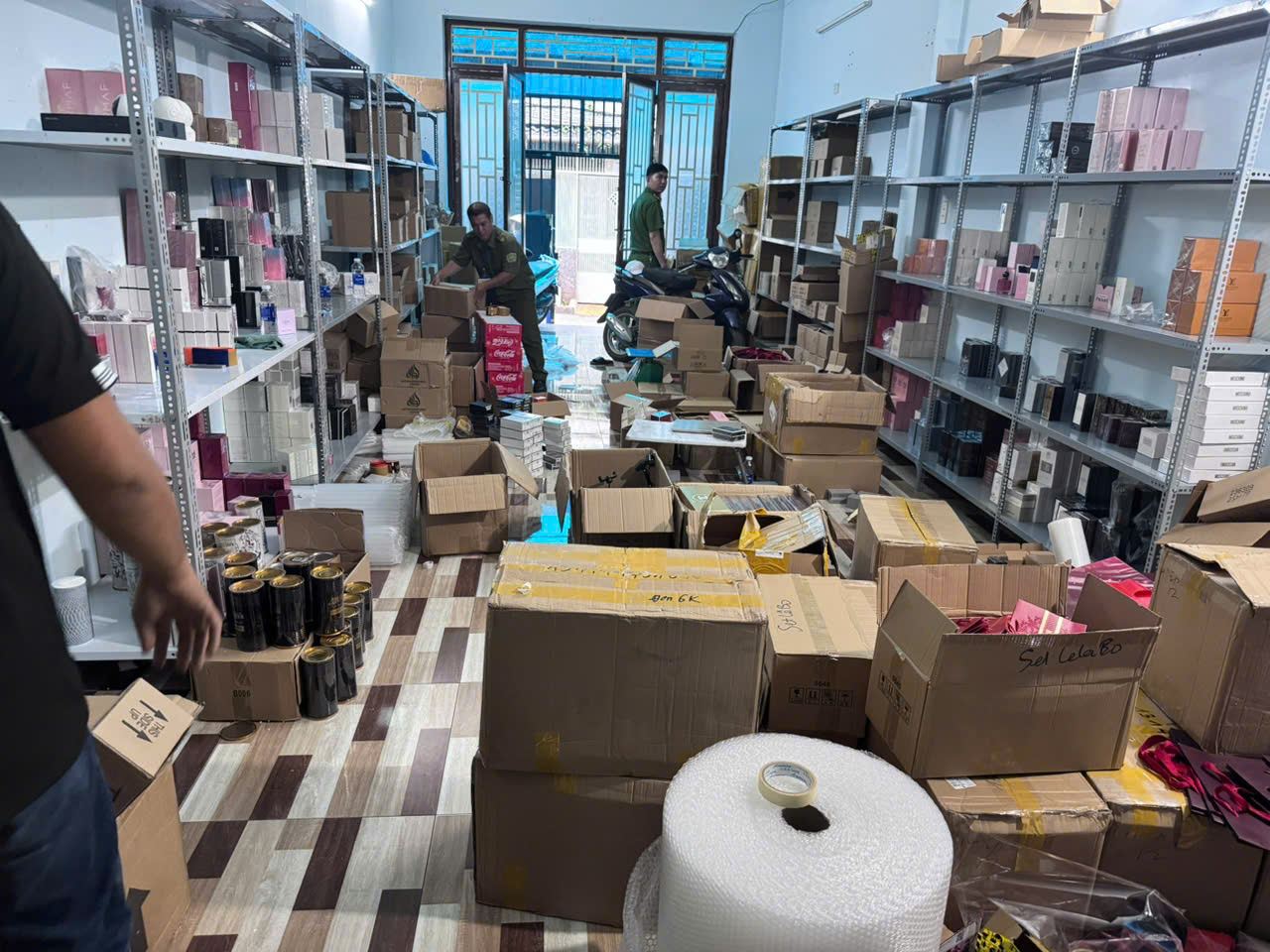 6. lực lượng chức năng phát hiện, kiểm tra các điểm buôn bán hàng giả.jpg