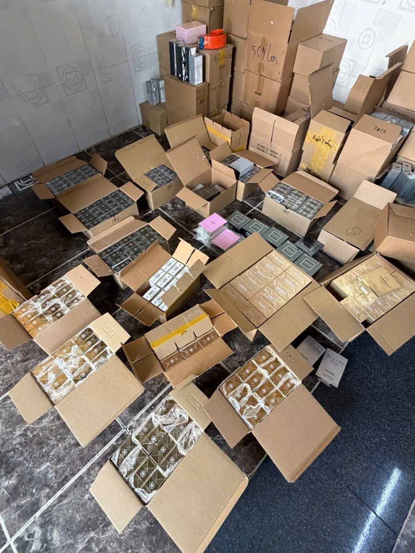 5.lực lượng chức năng phát hiện, kiểm tra các điểm buôn bán hàng giả.jpg