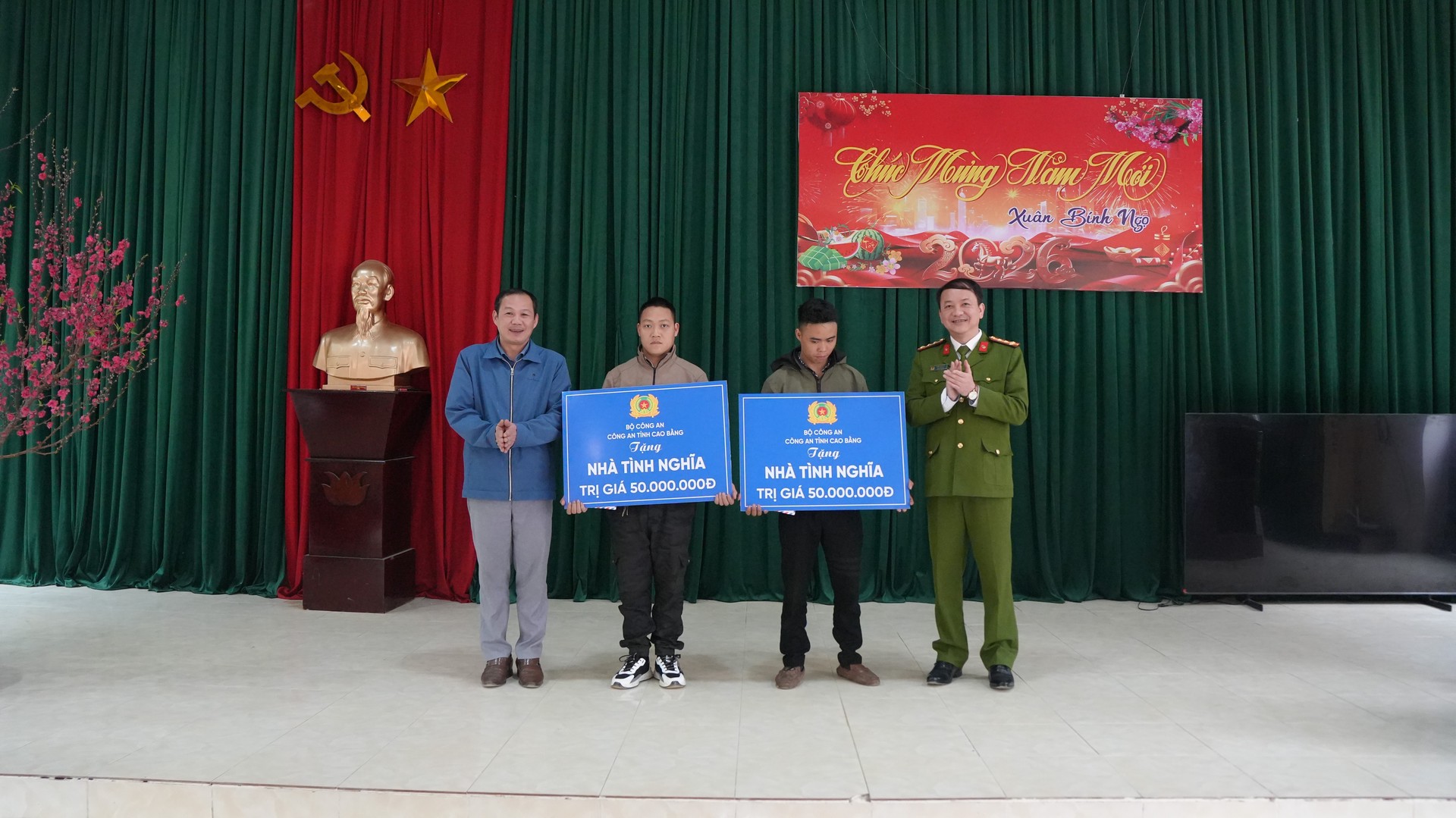 Đoàn công tác Công an tỉnh trao hỗ trợ kinh phí sửa chữa nhà ở cho các hộ gia đình có hoàn cảnh khó khăn tại xã Xuân Trường.JPG