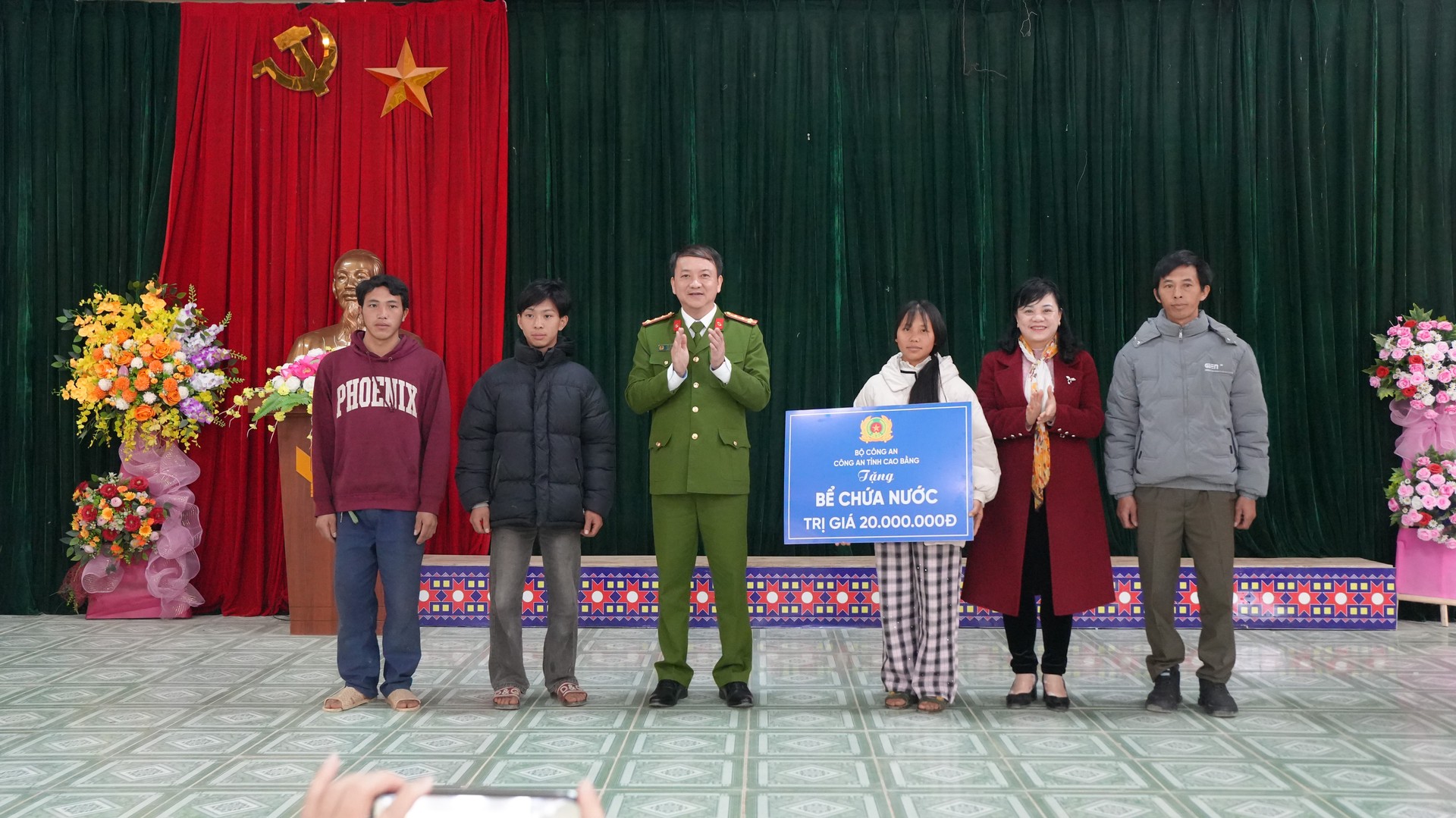 Đại tá Sầm Minh Hồ, Phó Giám đốc Công an tỉnh trao kinh phí xây dựng công trình chứa nước sinh hoạt cho các hộ dân xóm Thẳm Thon B, xã Khánh Xuân.JPG