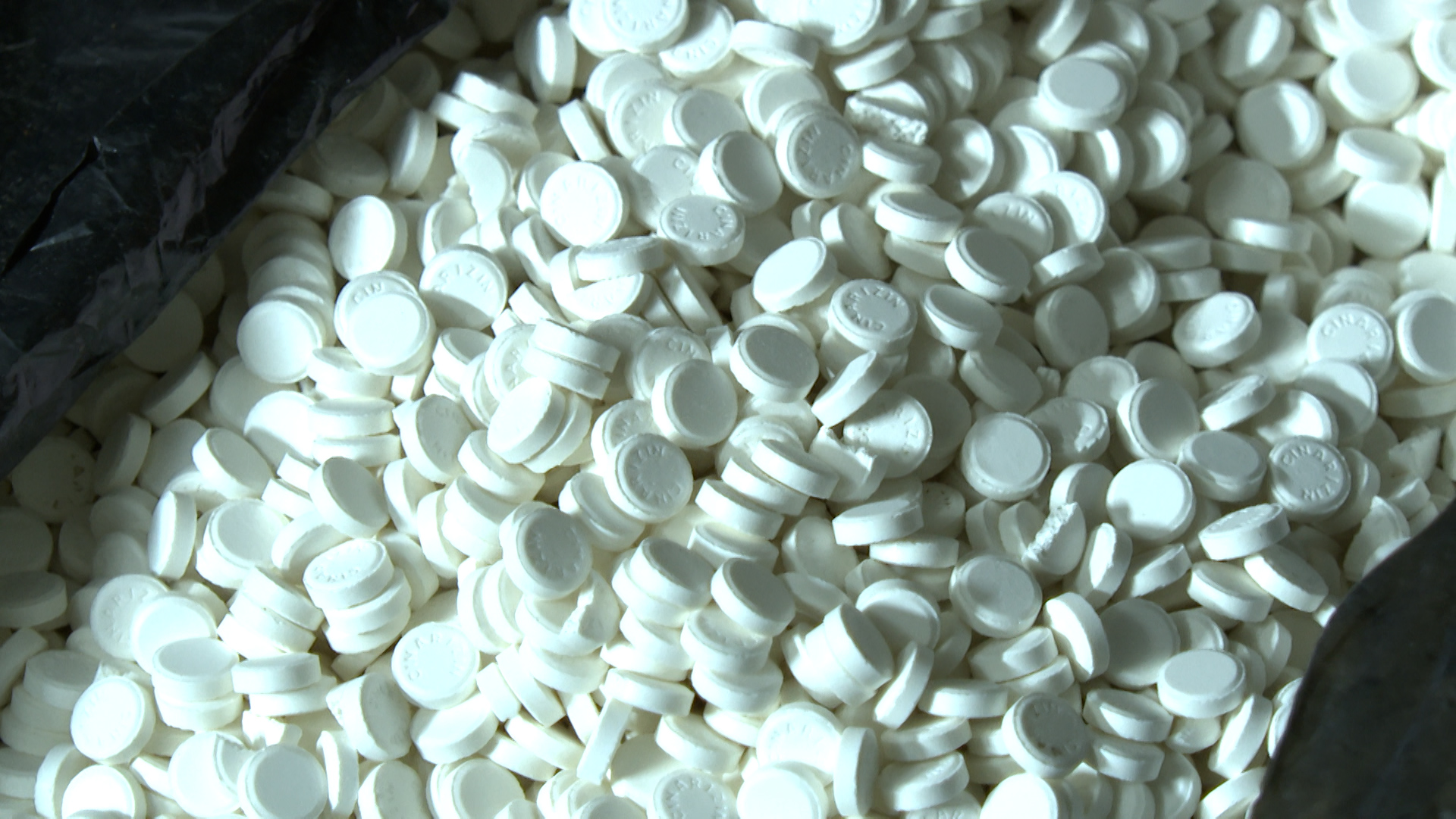 Thuốc tân dược gồm Alphamethason-DHT (chứa hoạt chất Dexamethason), Panactol và Cinarizin trước khi nghiền thành bột, trộn với các phụ gia khác để tạo thành thuốc đông y.jpg