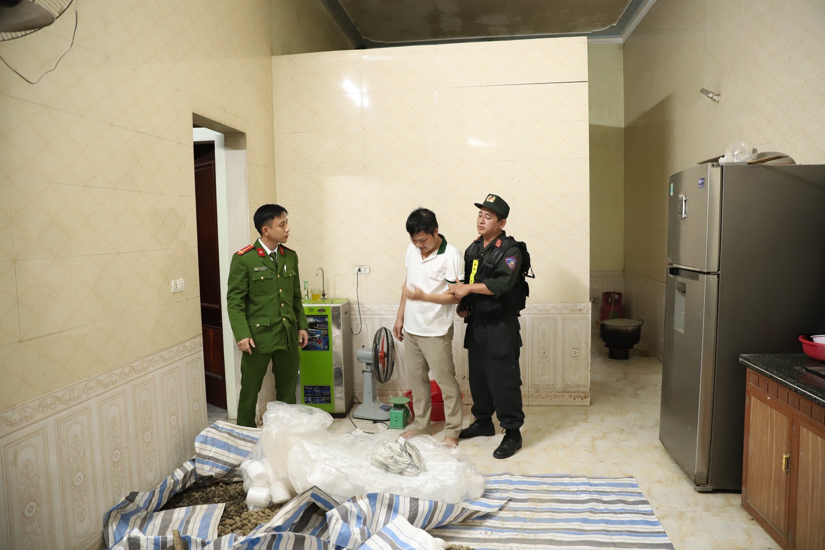 Nguyễn Cao Cường (SN 1984) tổ chức sản xuất thuốc đông y giả tại nhà riêng..JPG