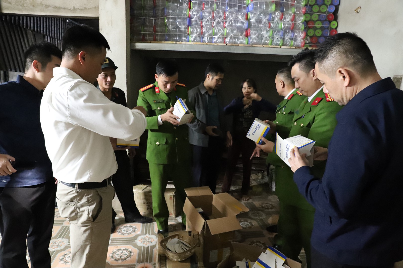 Hàng trăm vỏ thuốc tân dược được lực lượng Công an phát hiện tại nhà Đoàn Thị Lam. - Copy.JPG