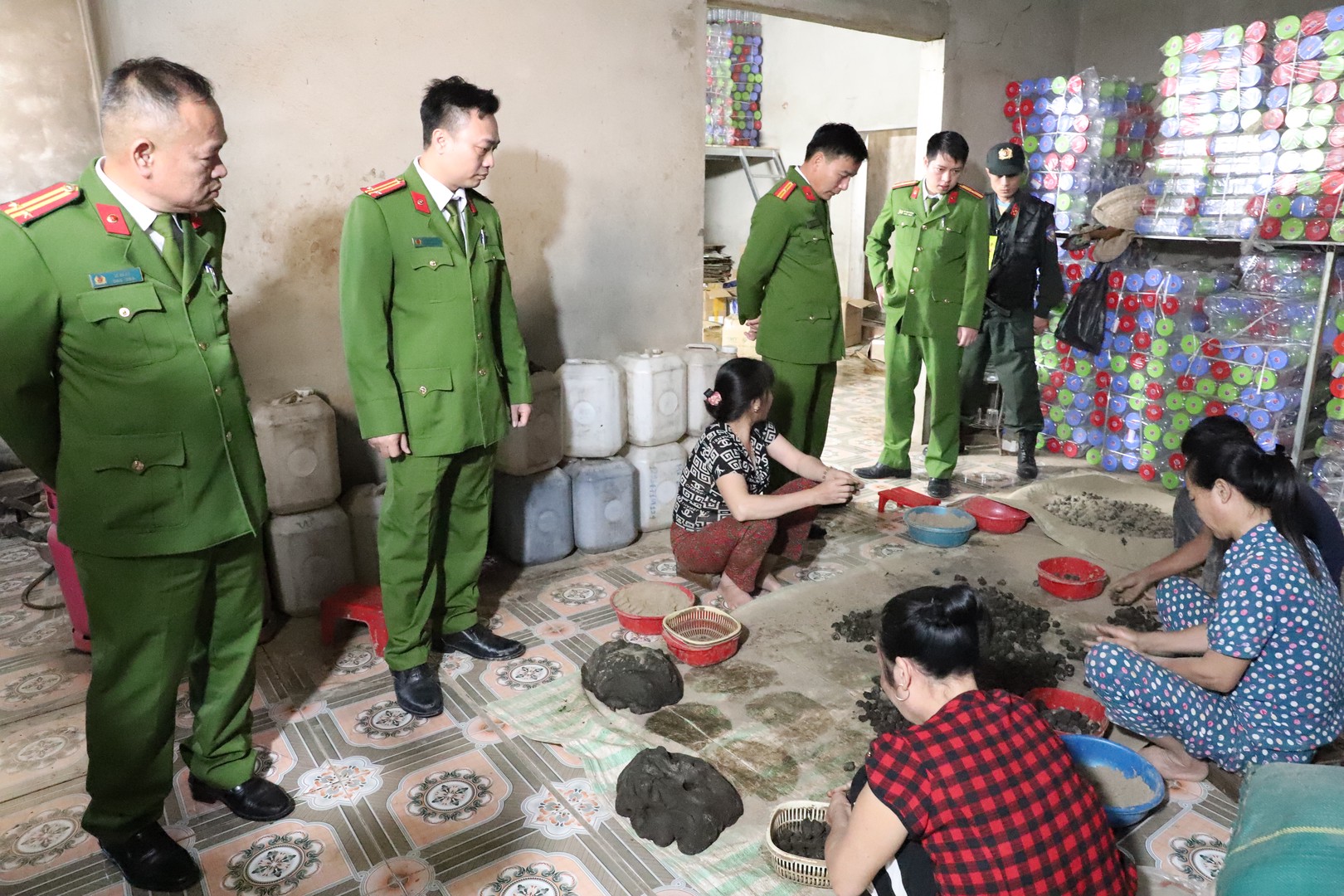 ảnh. Thời điểm lực lượng Công an đột nhập, các đối tượng đang trực tiếp trộn phụ gia và thuốc tân dược, vo viên, đóng gói thuốc giả chuẩn bị đưa ra thị trường..JPG