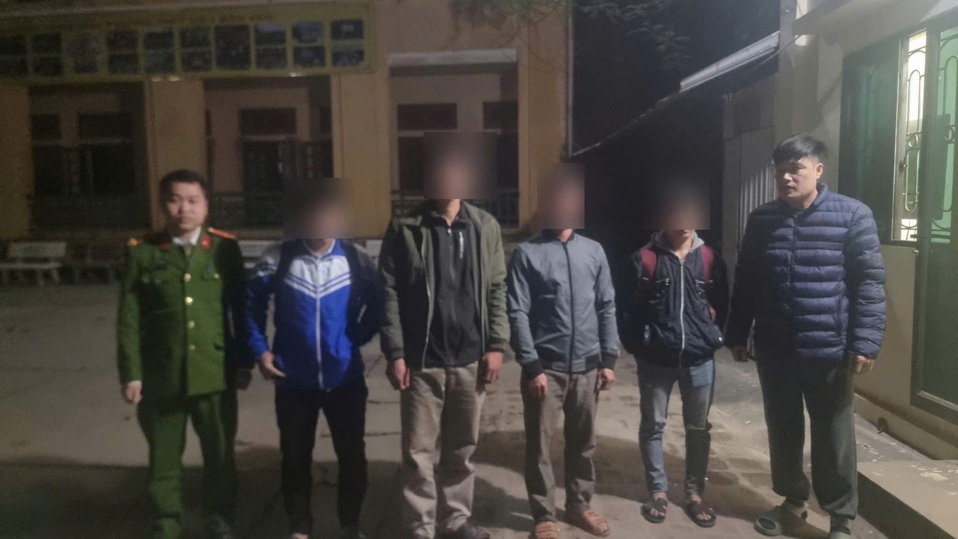 Công an xã Bảo Yên bàn giao em V và em H về với gia đình.jpg