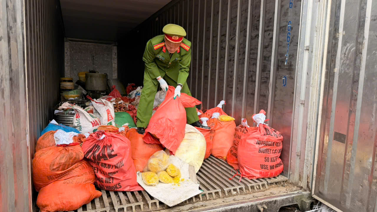 Công an thu giữ gần 2 tấn riềng xay đã trộn chất Vàng O và chất tẩy đường.jpg