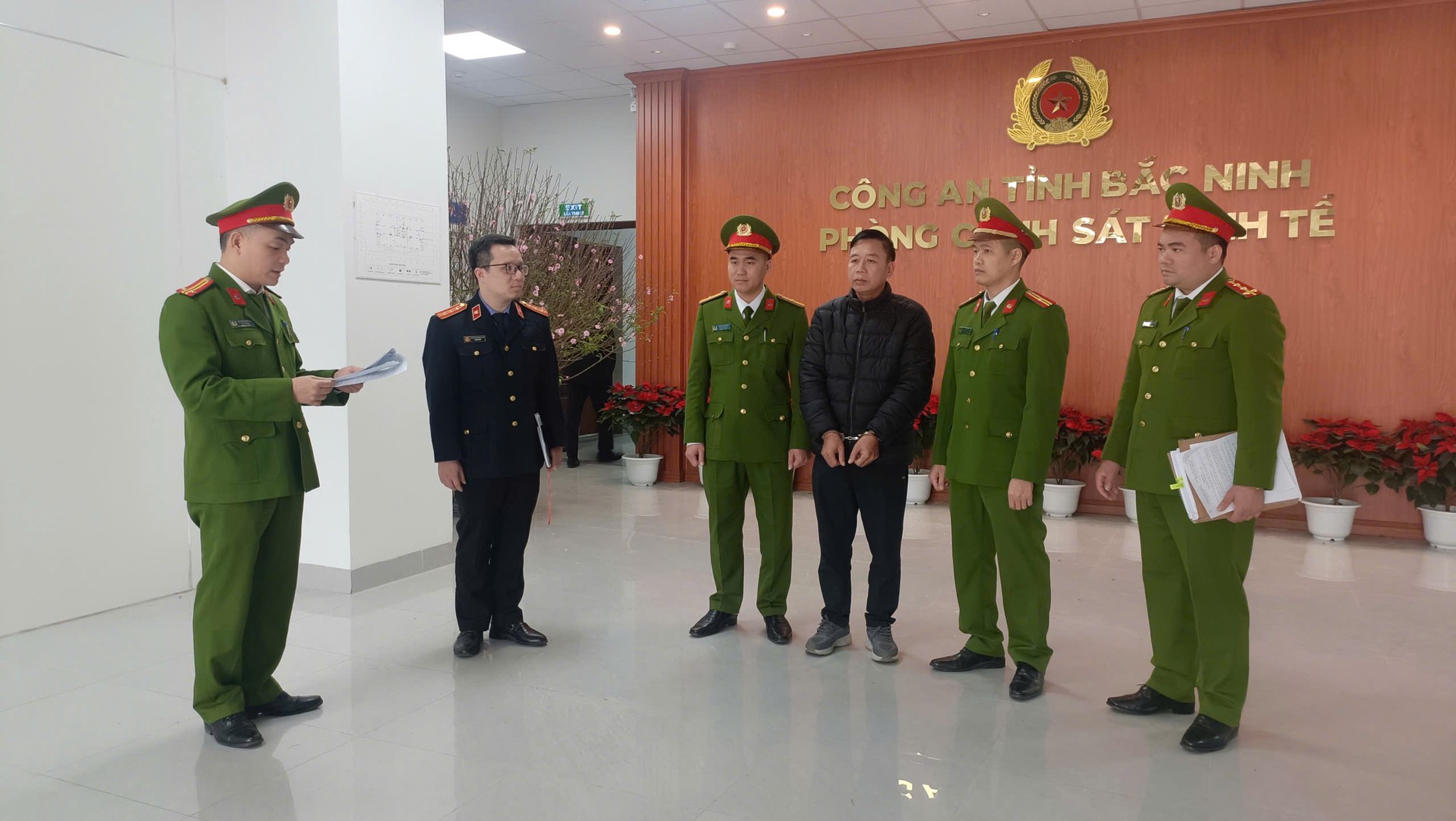 Cơ quan Cảnh sát điều tra Công an tỉnh Bắc Ninh đọc lệnh bắt tạm giam đối với Nguyễn Văn Vinh.jpg