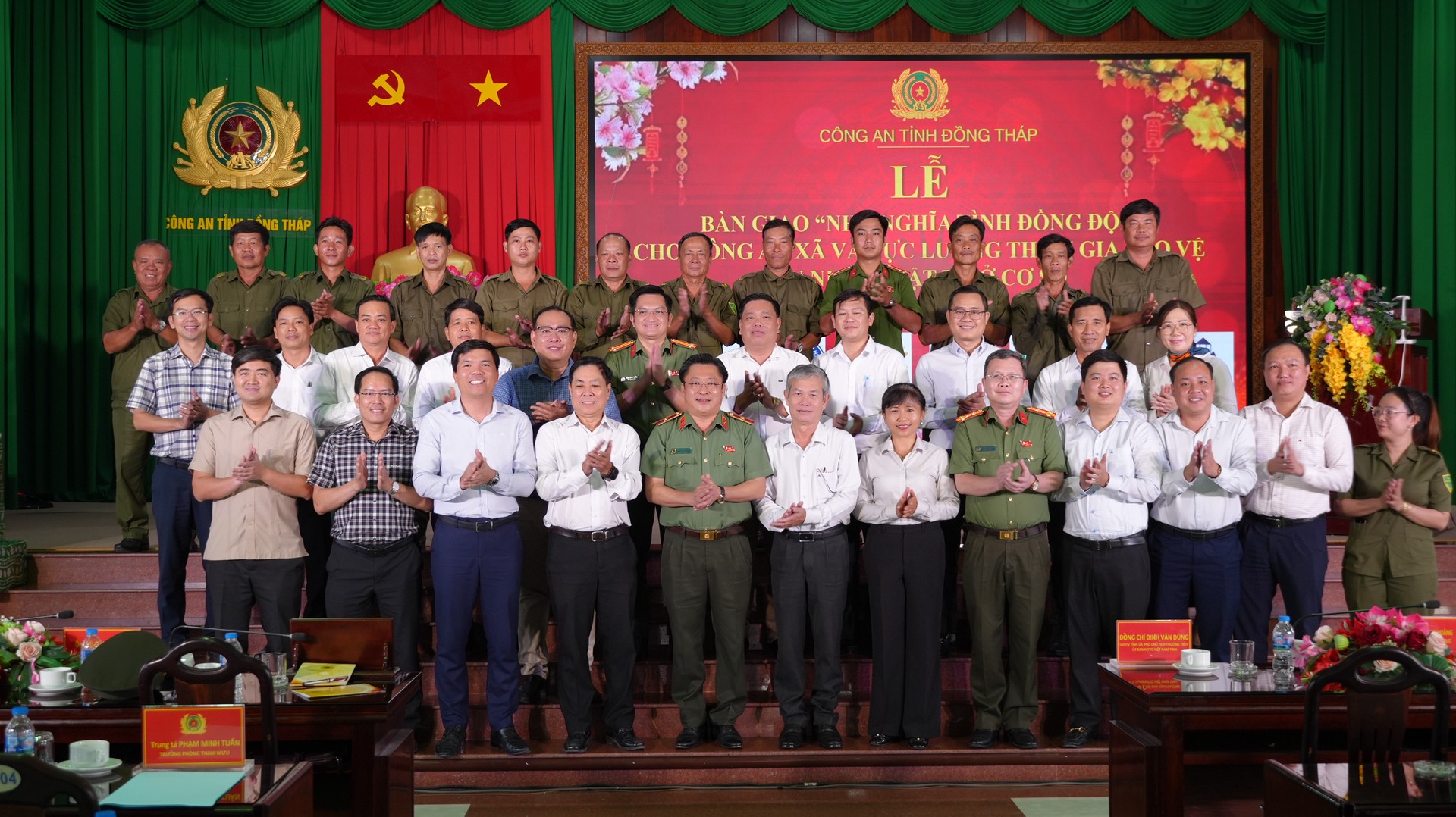 Đại biểu chụp ảnh lưu niệm. Ảnh Trọng Tín.JPG