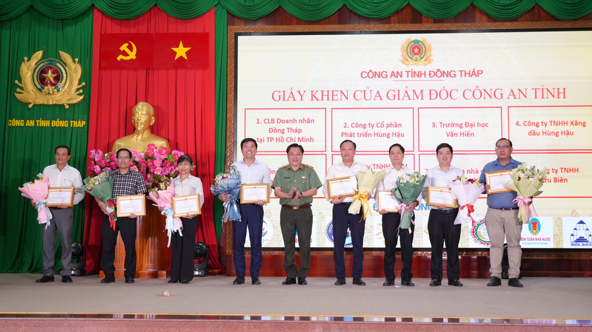 Thiếu tướng Lâm Phước Nguyên, Giám đốc Công an tỉnh trao giấy khen tặng các tập thể, cá nhân. Ảnh Trọng Tín.JPG