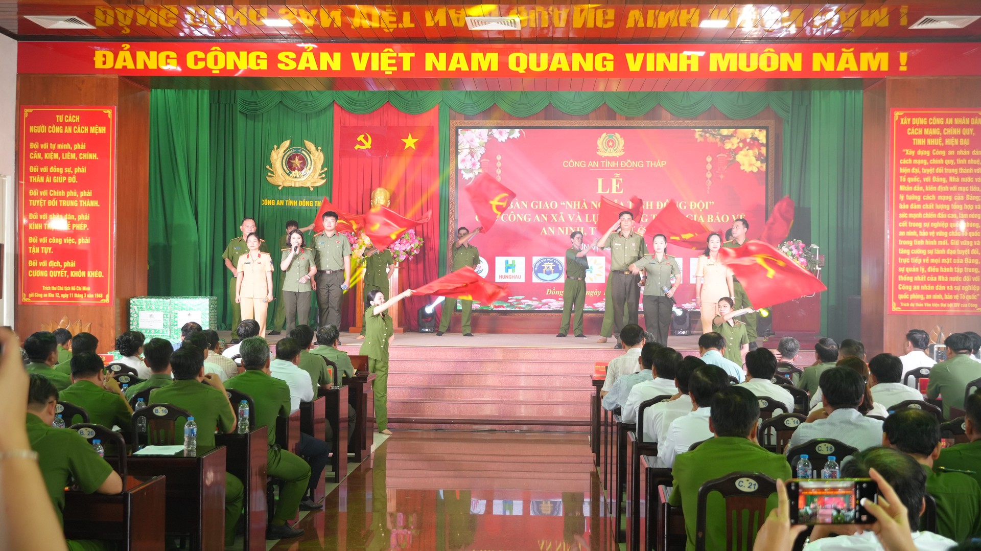 Lễ bàn giao “Nhà nghĩa tình đồng đội”. Ảnh Trọng Tín.JPG