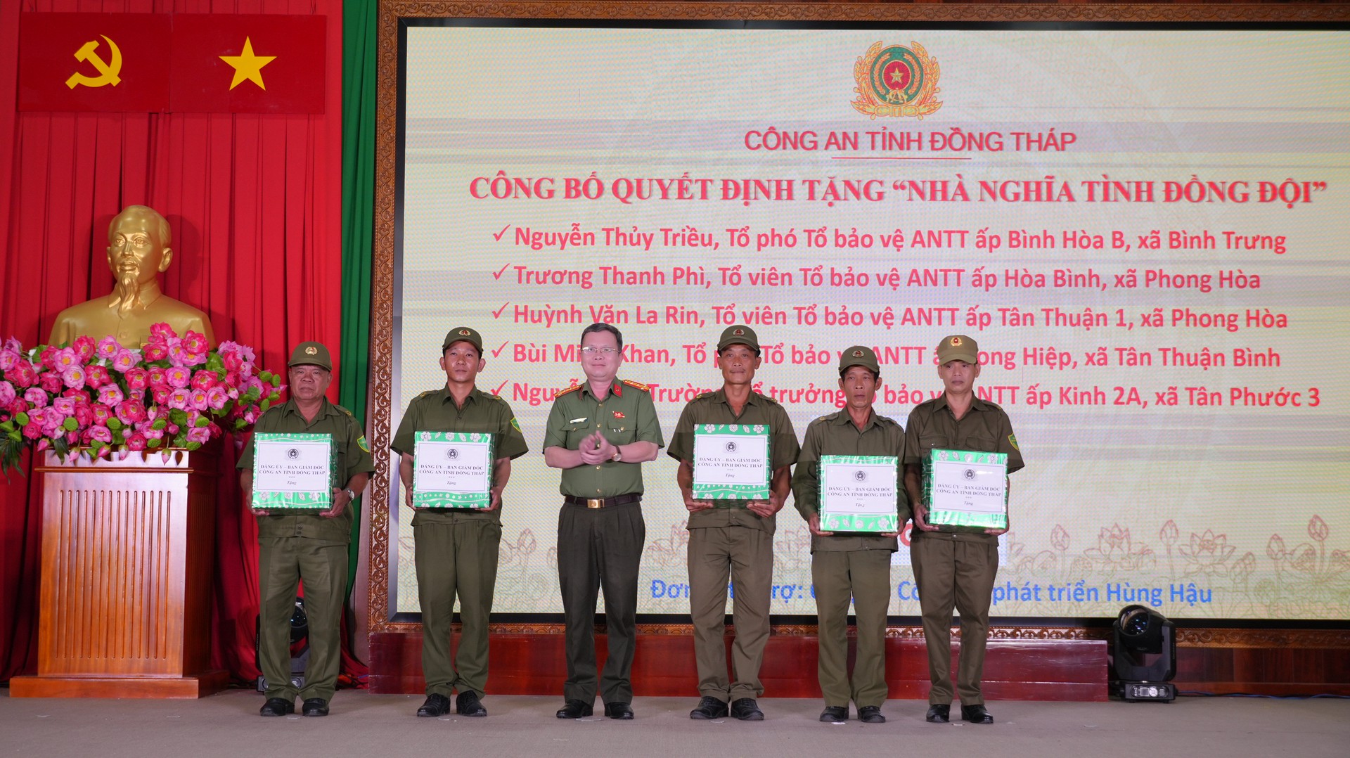 Đại tá Nguyễn Minh Tân, Phó Giám đốc Công an tỉnh tặng quà 14 trường hợp. Ảnh Trọng Tín.JPG