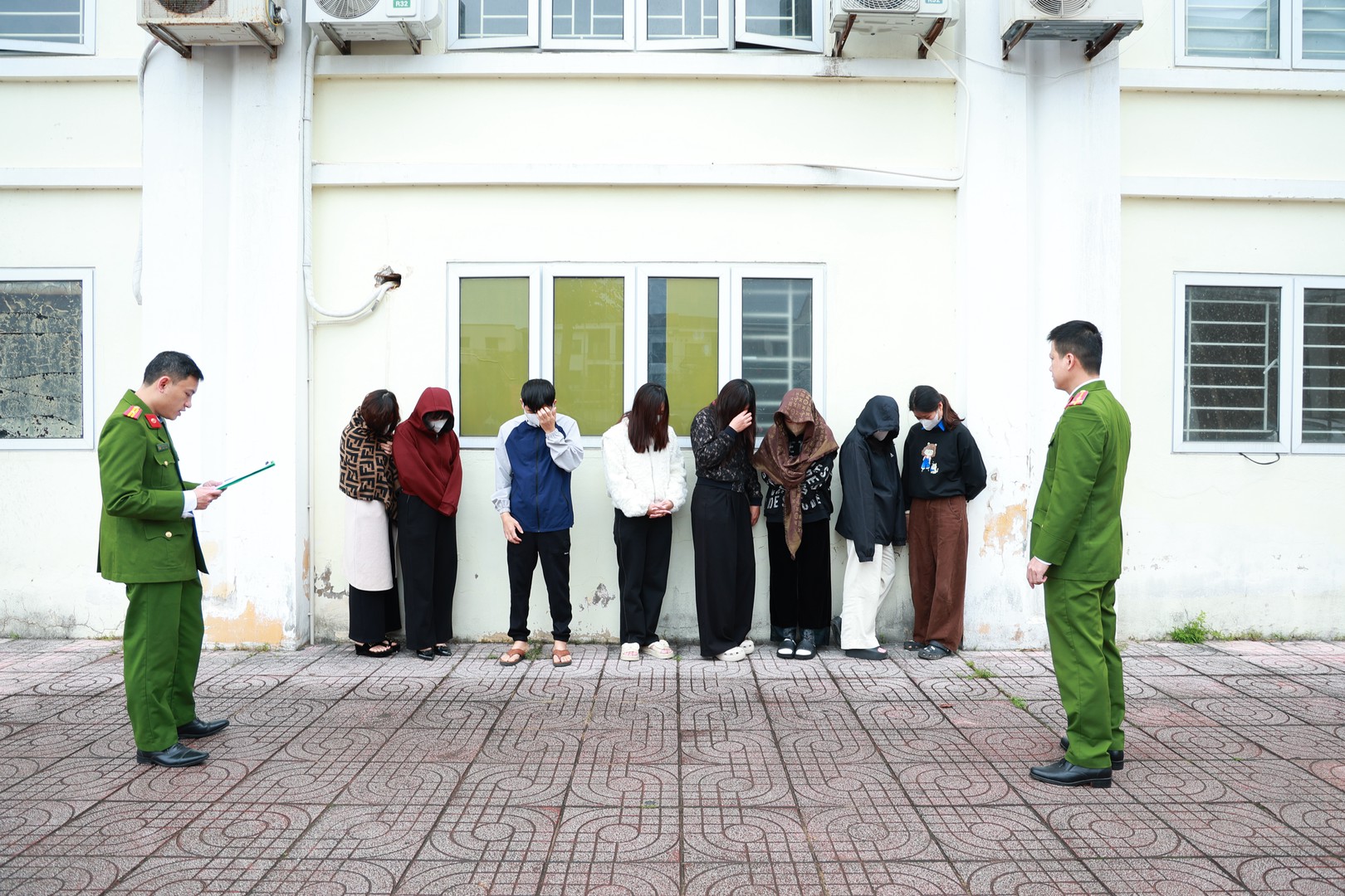 các đối tượng (Từ trái qua phải) Võ Thị H.; Nguyễn Thị X.; Nguyễn Văn B.; Nguyễn Thị T.; Lê Thị T. H.; Phan Thị B. N.; Hồ Thị X. H.; Lê Thị H. tại Cơ quan Công an..JPG