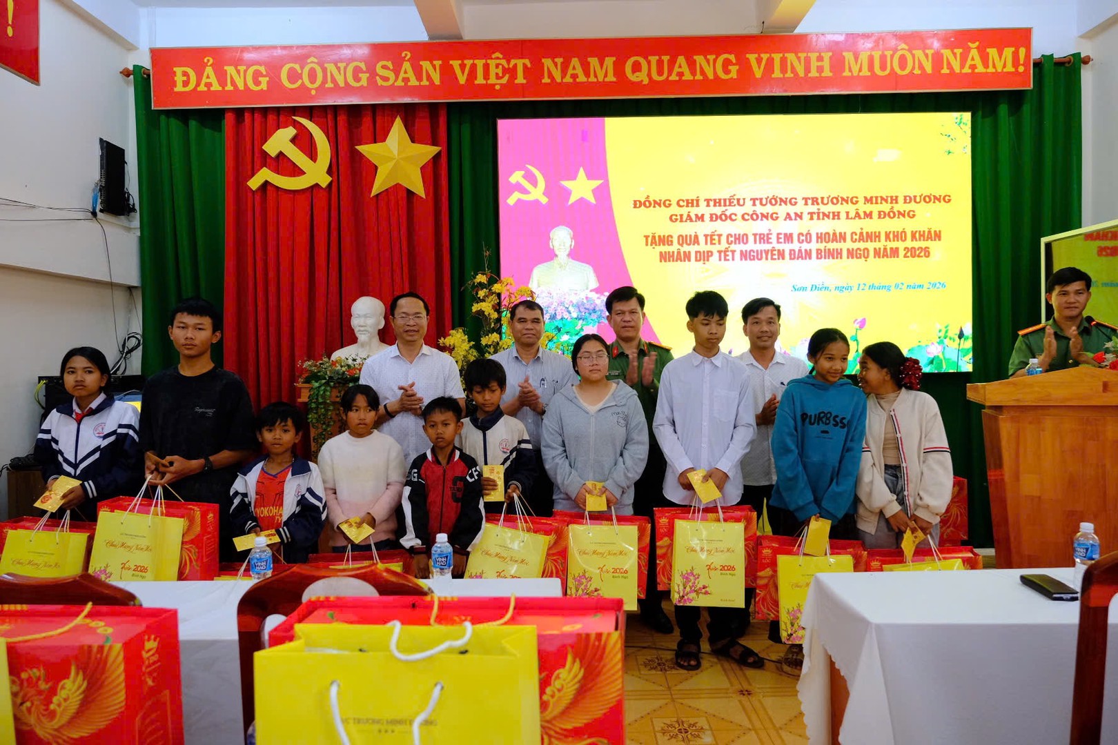 dai-dien-cong-an-tinh-lam-dong-va-ubnd-xa-son-dien-trao-qua-tet-cho-cac-em-hoc-sinh-xa-son-dien.jpg