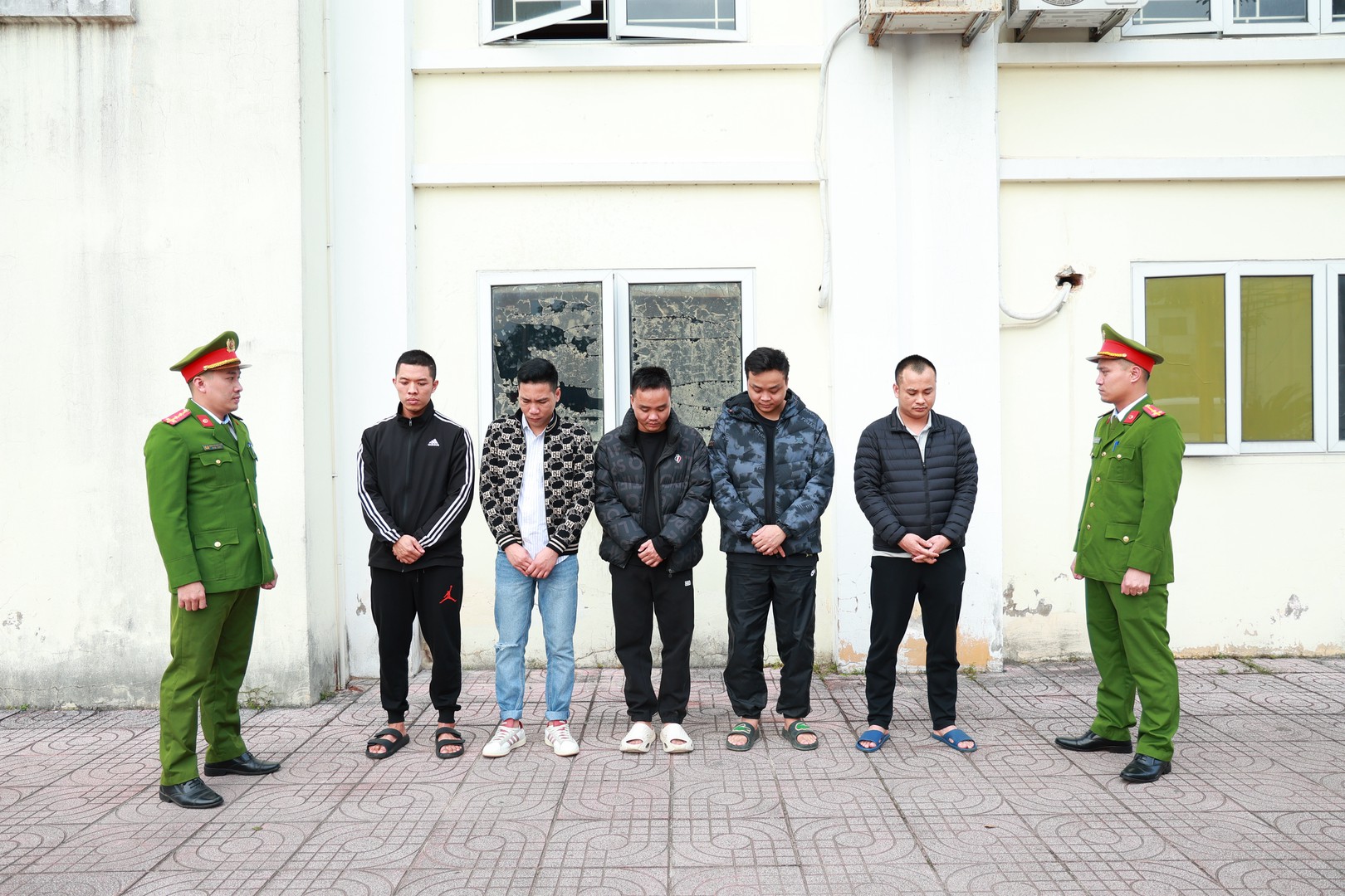 Cơ quan CSĐT Khởi tố vụ án, khởi tố bị can đối với các đối tượng từ trái qua Hoàng Đức Giang, Nguyễn Đức Trình, Nguyễn Tuấn Anh, Nguyễn Việt Anh, Nguyễn Đức Hảo..JPG