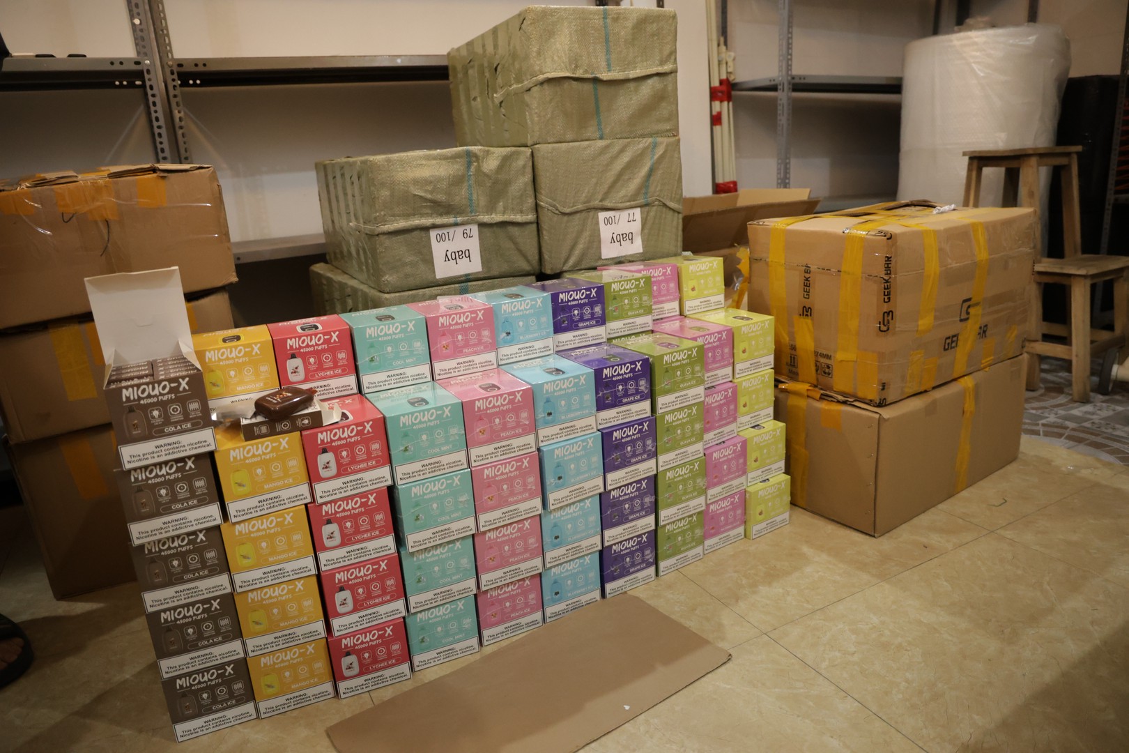 Hàng nghìn sản phẩm thuốc lá điện tử được cất giấu tại nhà Nguyễn Tuấn Anh và Nguyễn Việt Anh tại khu đô thijGeleximco, xã An Khánh, Hà Nội.JPG