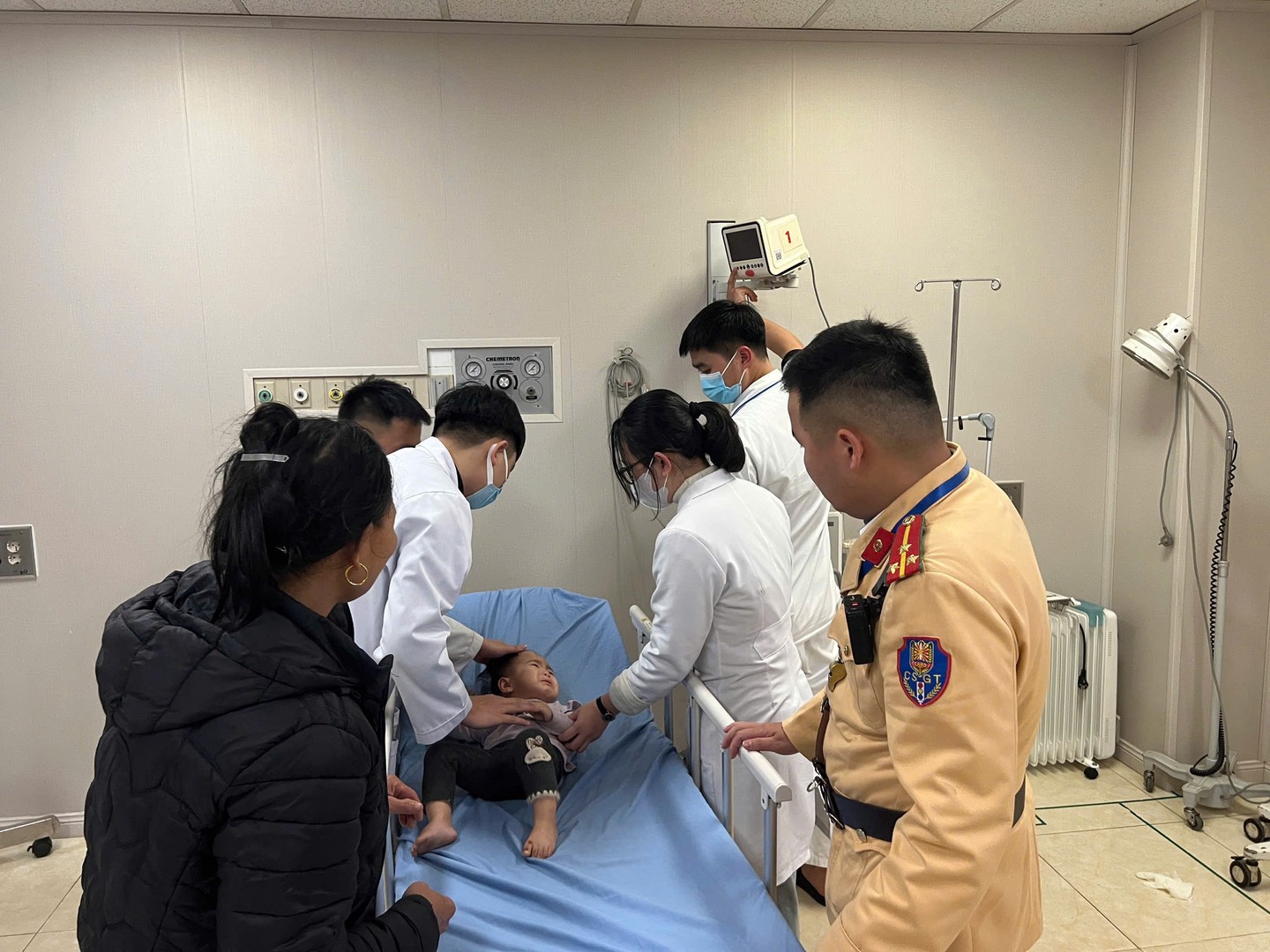 Cháu bé đã kịp thời được đưa đến bệnh viện cấp cứu.jpg