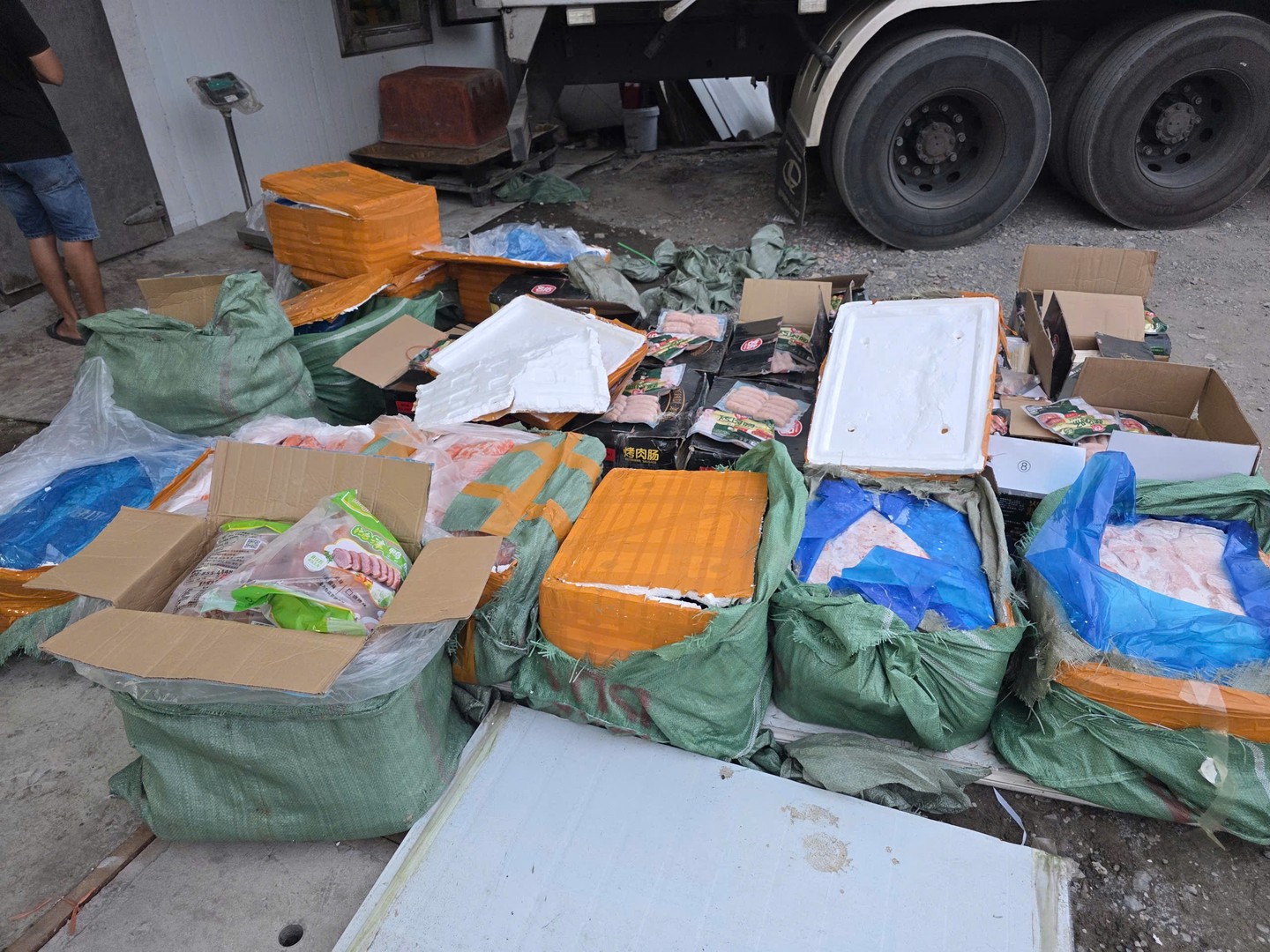 4. các sản phẩm không rõ nguồn gốc.jpg