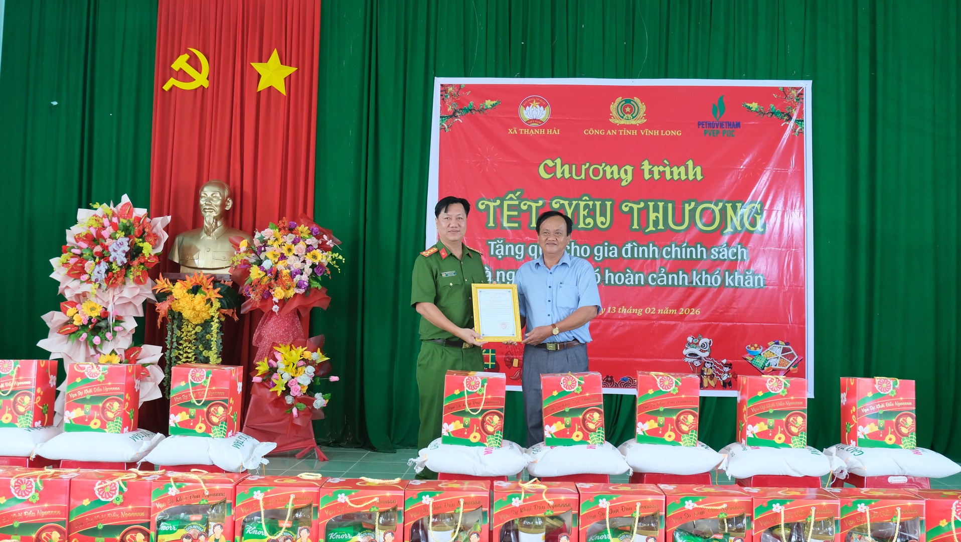 Lãnh đạo xã Thạnh Hải trao thư cảm ơn cho Công an tỉnh.jpg