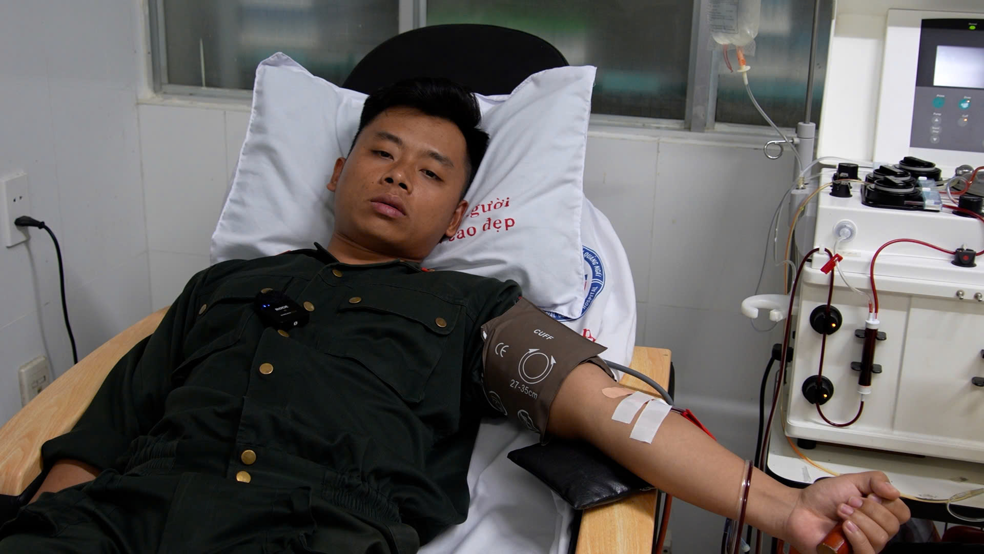 chiến sĩ cảnh sát cơ động hiến máu.jpg