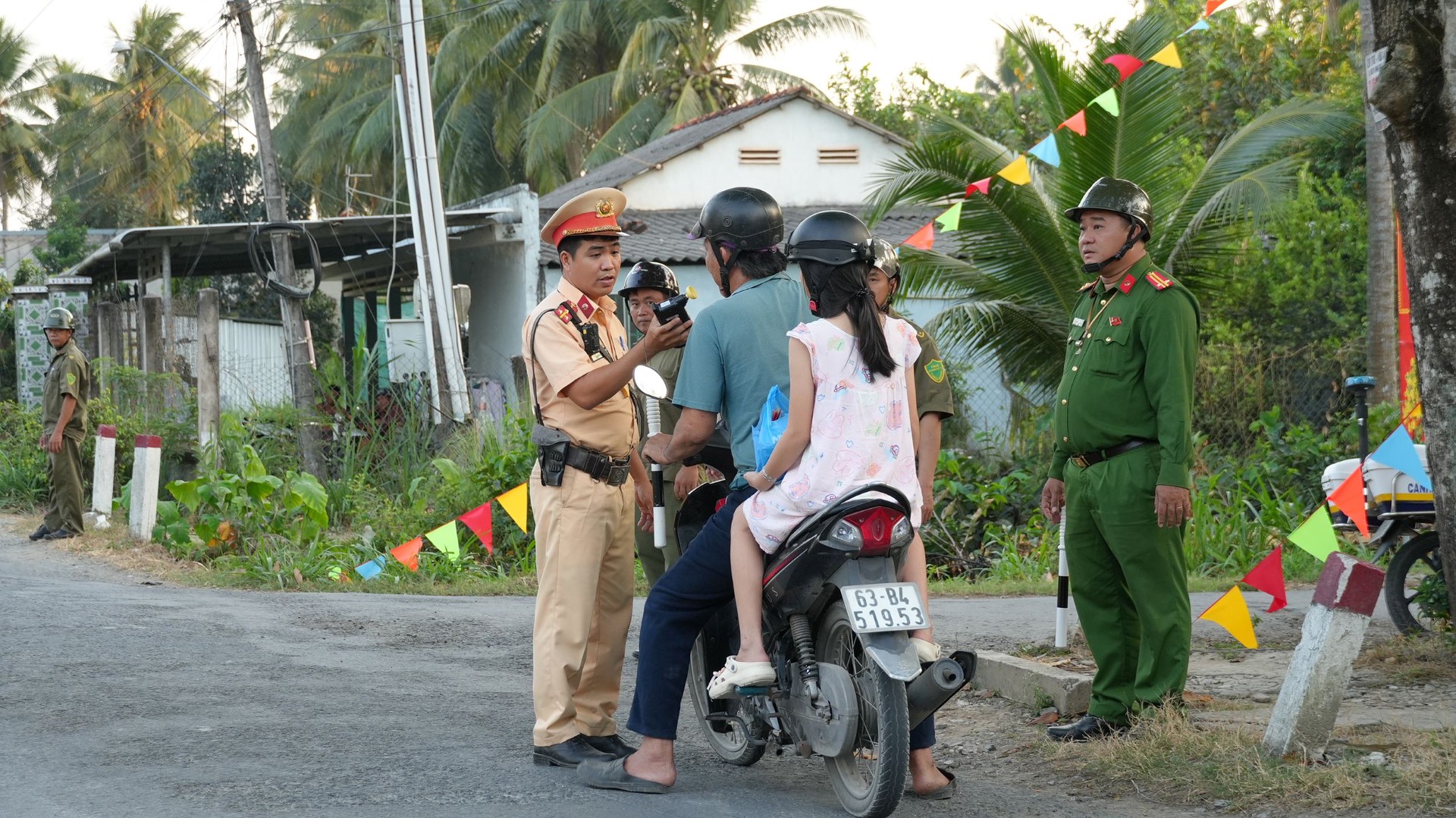 Lực lượng Cảnh sát giao thông Công an tỉnh Đồng Tháp phối hợp Công an xã An Thạnh Thủy lập chốt kiểm tra nồng độ cồn. Ảnh Duy Phương (2).JPG