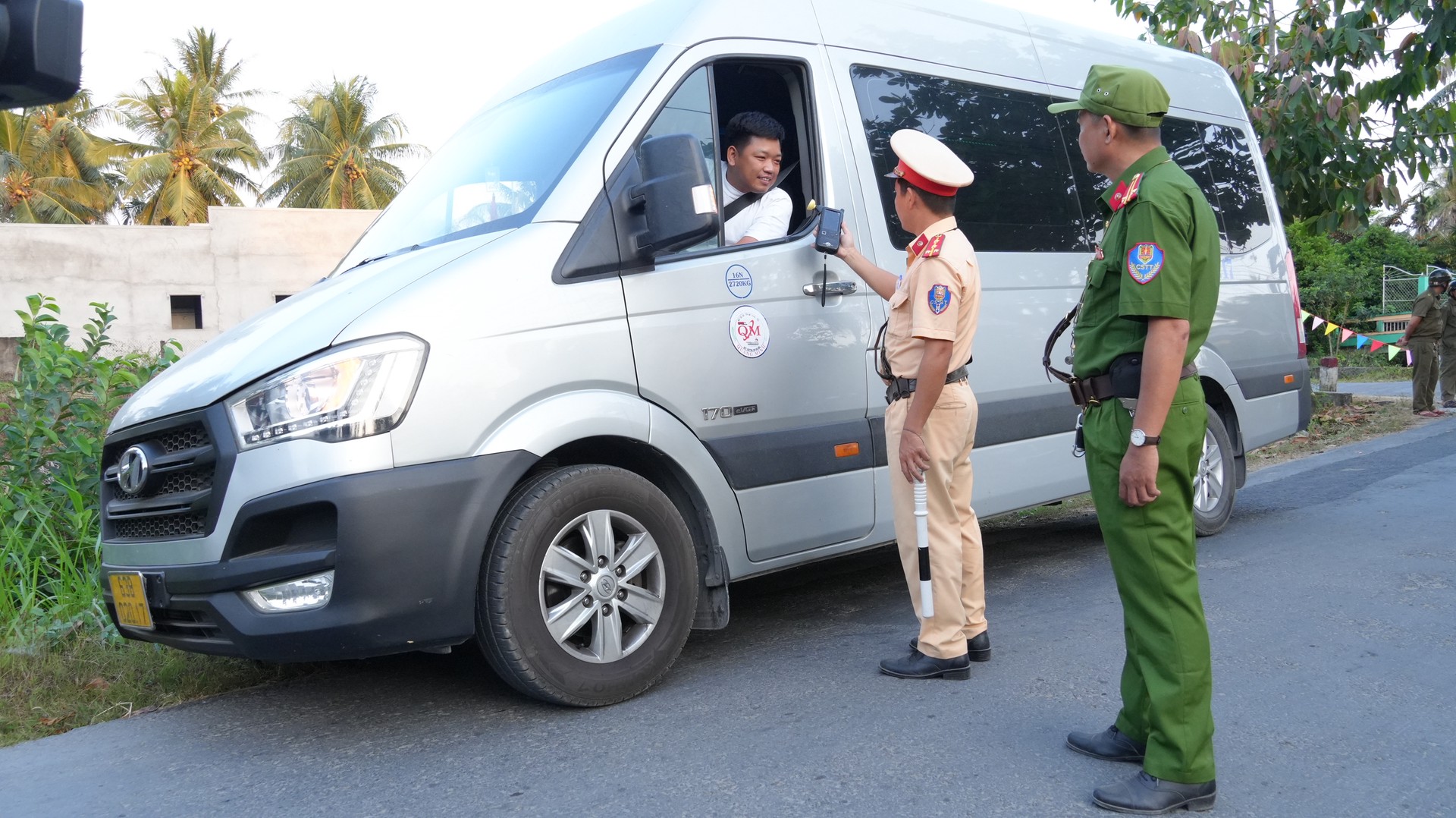 Lực lượng Cảnh sát giao thông Công an tỉnh Đồng Tháp phối hợp Công an xã An Thạnh Thủy lập chốt kiểm tra nồng độ cồn. Ảnh Duy Phương.JPG