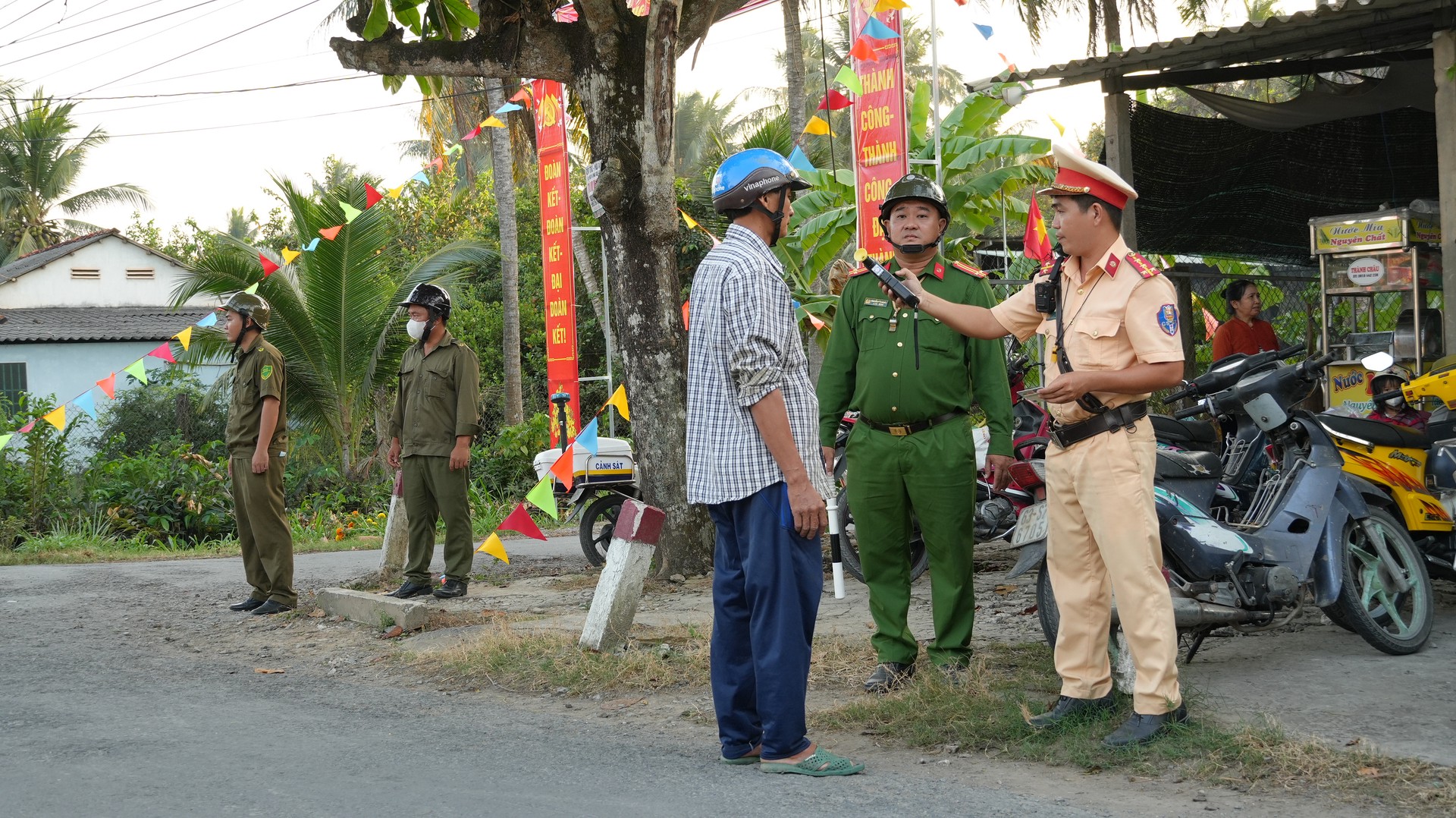Lực lượng Cảnh sát giao thông Công an tỉnh Đồng Tháp phối hợp Công an xã An Thạnh Thủy lập chốt kiểm tra nồng độ cồn. Ảnh Duy Phương (3).JPG