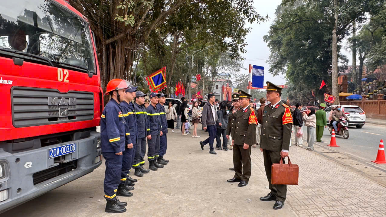 Tổ điều lệnh kiểm tra quân số thực hiện công tác PCCC tại Đền Đuổm..jpg