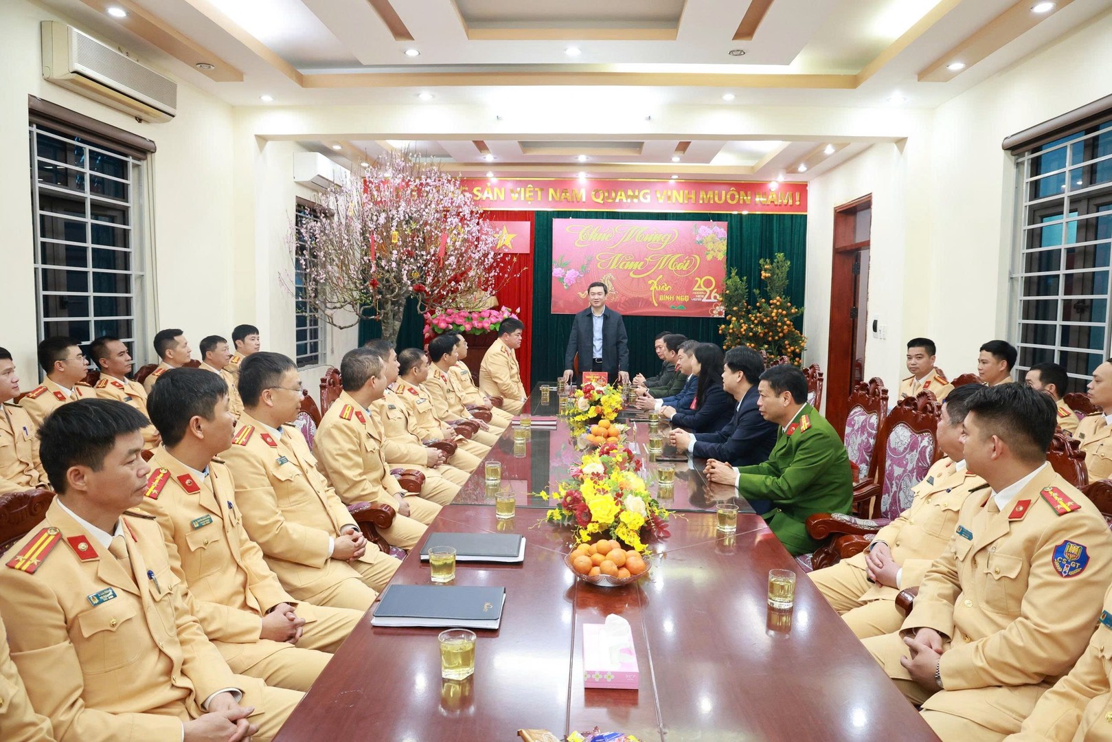 Ảnh 2. Đoàn công tác của tỉnh dự buổi gặp mặt, chúc Tết cán bộ, chiến sĩ Phòng Cảnh sát giao thông Công an tỉnh tại hội trường đơn vị.jpg