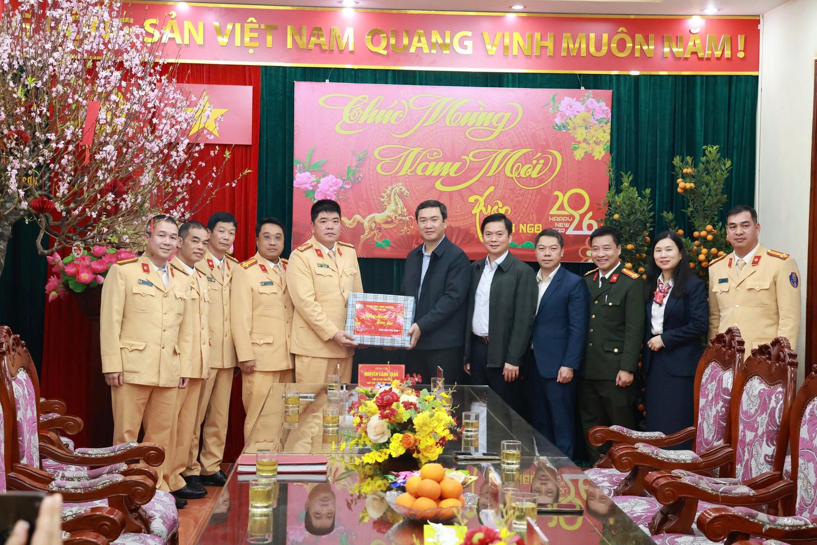 Ảnh 5. Đồng chí Nguyễn Cảnh Toàn, Phó Bí thư Tỉnh uỷ, Chủ tịch UBND tỉnh và các thành viên đoàn công tác trao quà, động viên Phòng Cảnh sát giao thông nhân dịp đầu xuân năm mới.jpg