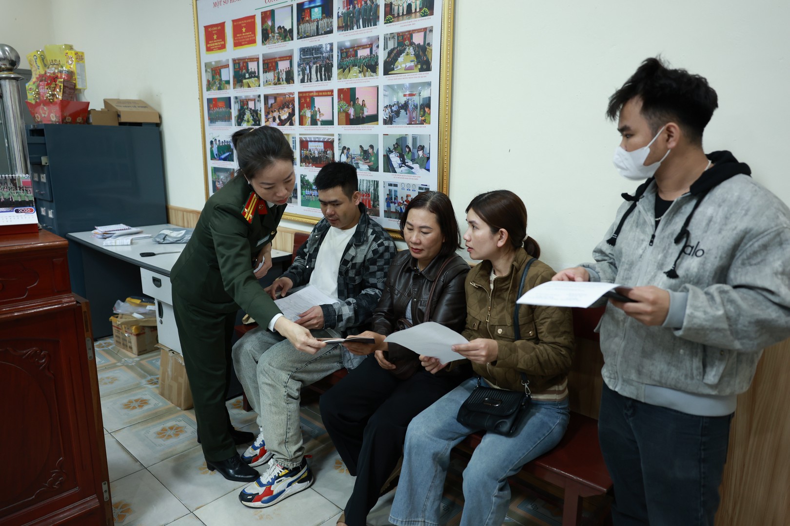 Cán bộ phòng xnc hướng dẫn công dân.JPG