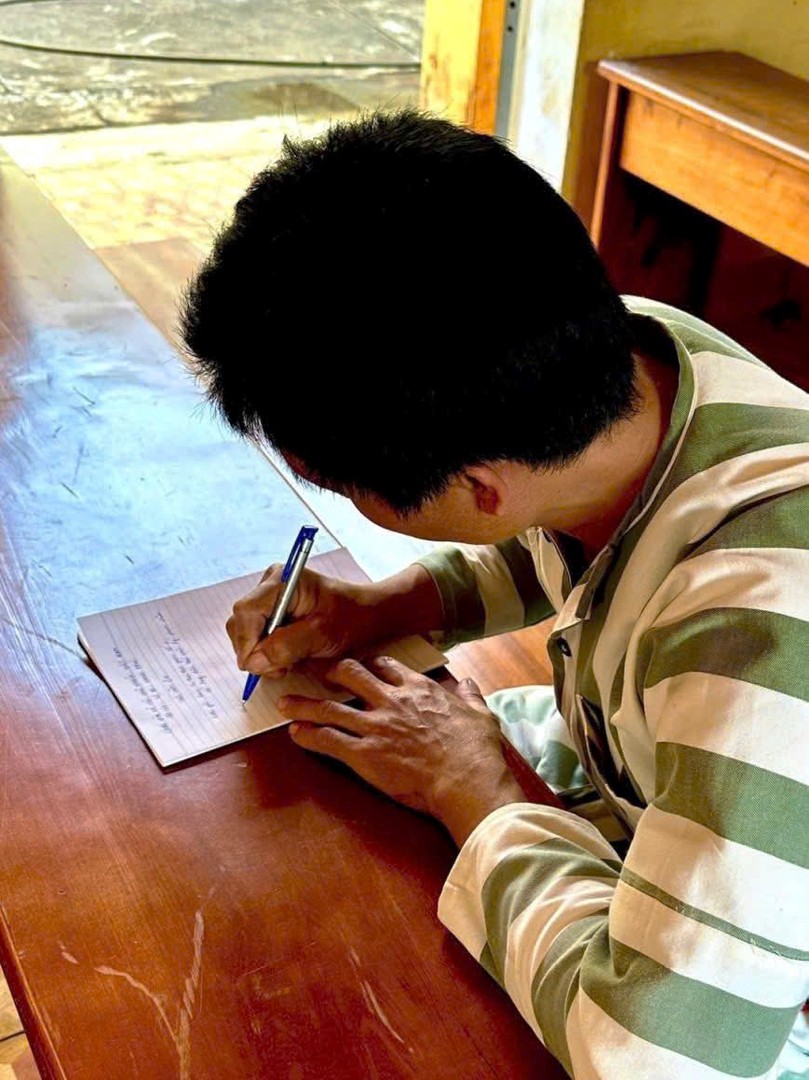 1. PHAM NHAN K. NAN NOT THU TAY GUI BAN GIAM THI VA CB TRAI.jpg