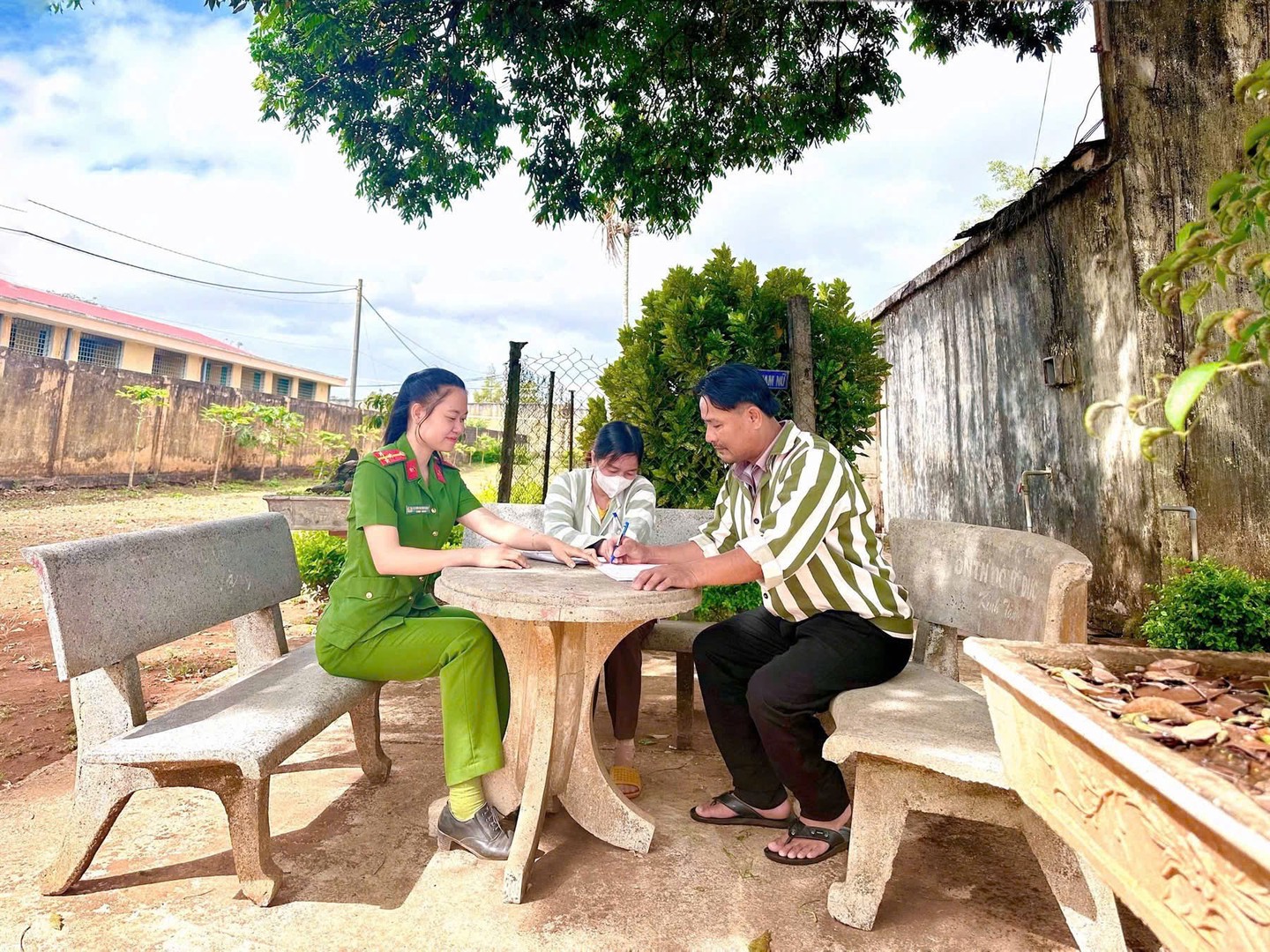 2. CAN BO CHIA SE, DONG VIEN CAN PHAM NHAN.jpg