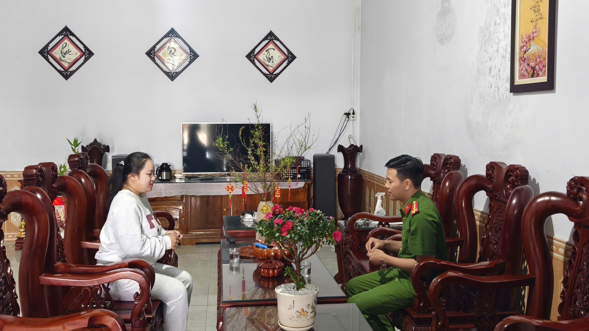 Công an xã Hra thăm, tuyên truyền và động viên em Trần Lê Uyên tham gia nghĩa vụ trong CAND năm 2026.jpg