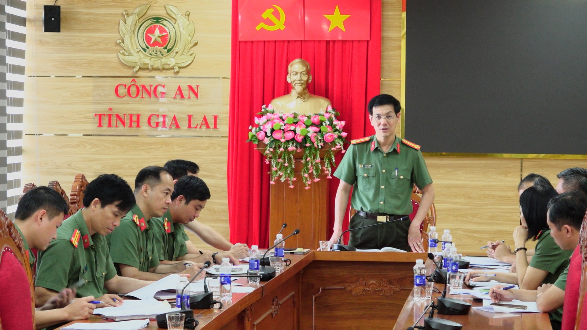 Đại tá Ngô Cự Vinh - Tỉnh ủy viên, Phó bí thư đảng ủy, Phó Giám đốc Công an tỉnh Gia Lai chỉ đạo các đơn vị nghiệp vụ sẵn sàng cho công tác giao nhận quân năm 2026.jpg