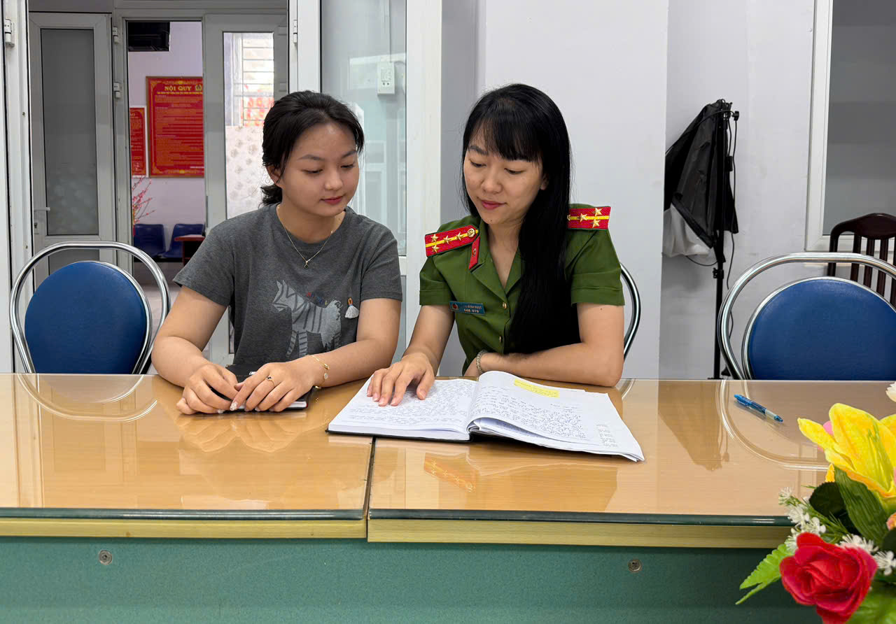 Công an phường Hội Phú tuyên truyền, giải thích và vận động em Lã Thị Ái Vy tình nguyện tham gia nghĩa vụ trong CAND năm 2026.jpg