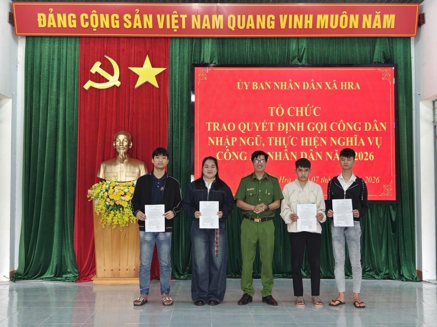 công an xã H ra trao quyết định gọi công dân nhập ngũ, thực hiện nghĩa vụ công an nhân dân năm 2026 cho các công dân trên địa bàn.jpg