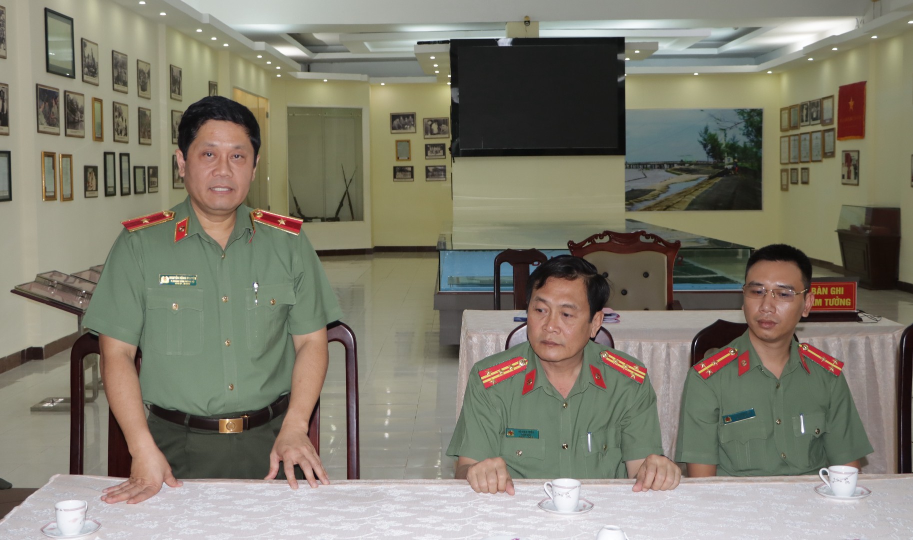 Thiếu tướng Nguyễn Hồng Nguyên, Phó Chành văn phòng Bộ CA phát biểu tại buổi làm việc.JPG