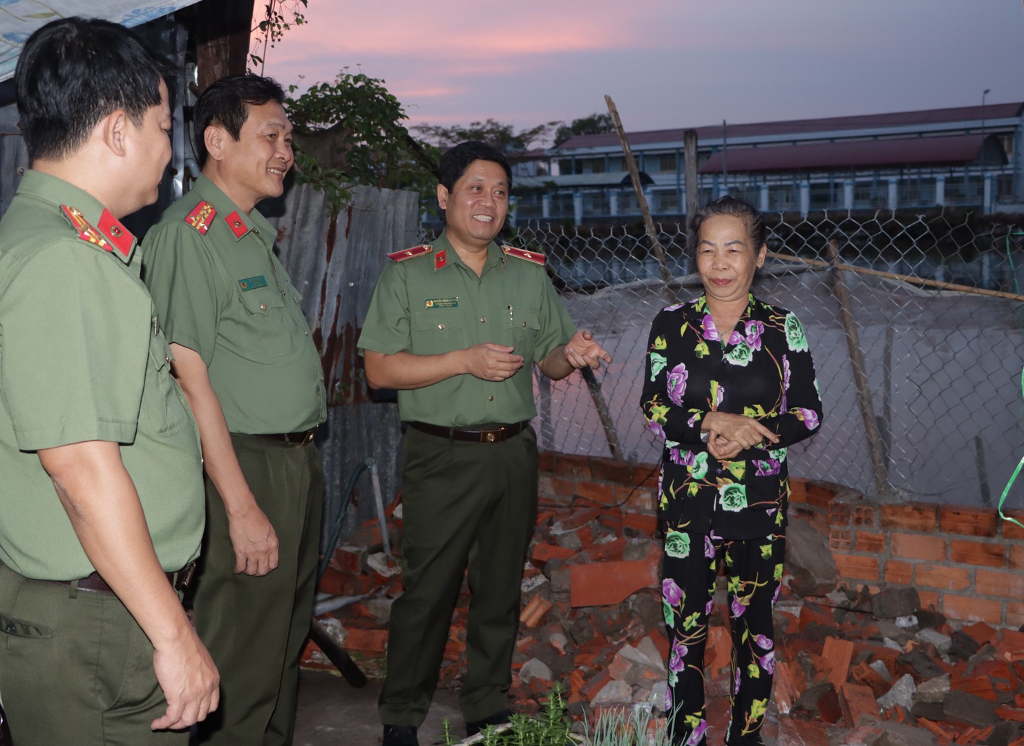 Thiếu tướng Nguyễn Hồng Nguyên và Đại tá Hồ Việt Triều trực tiếp khảo sát tại hộ gia đình chính sách.JPG