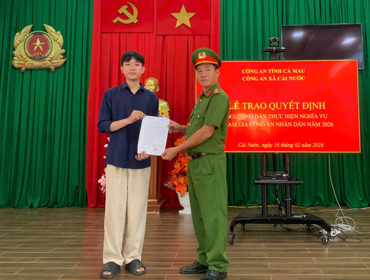 Ảnh 2 - Minh Đề nhận Quyết định.jpg