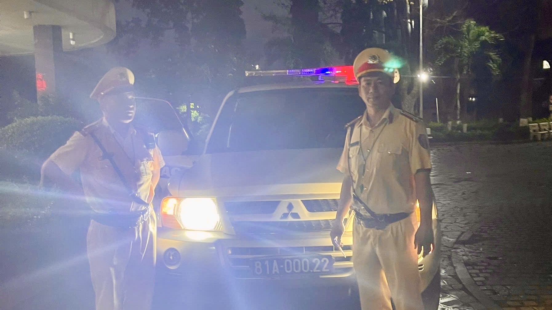 HINH A D. CHUP VOI.jpg