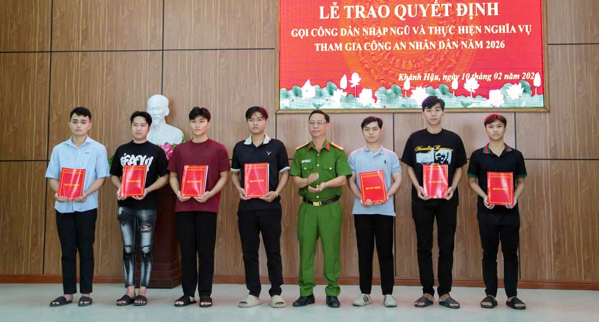 Thượng tá Châu Thanh Hùng - Trưởng Công an phường Khánh Hậu trao Quyết định trao Quyết định gọi công dân nhập ngũ và thực hiện nghĩa vụ tham gia Công an nhâ cho 07 công dân..jpeg