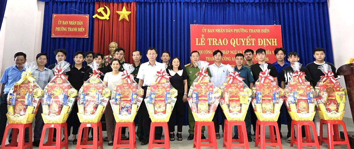 Đồng chí Nguyễn trí Cường - Chủ tịch UBND phường và đồng chí Thượng tá Nguyễn Khánh Ly - Trưởng Công an phường tặng quà Tết động viên công dân nhập ngũ..jpeg