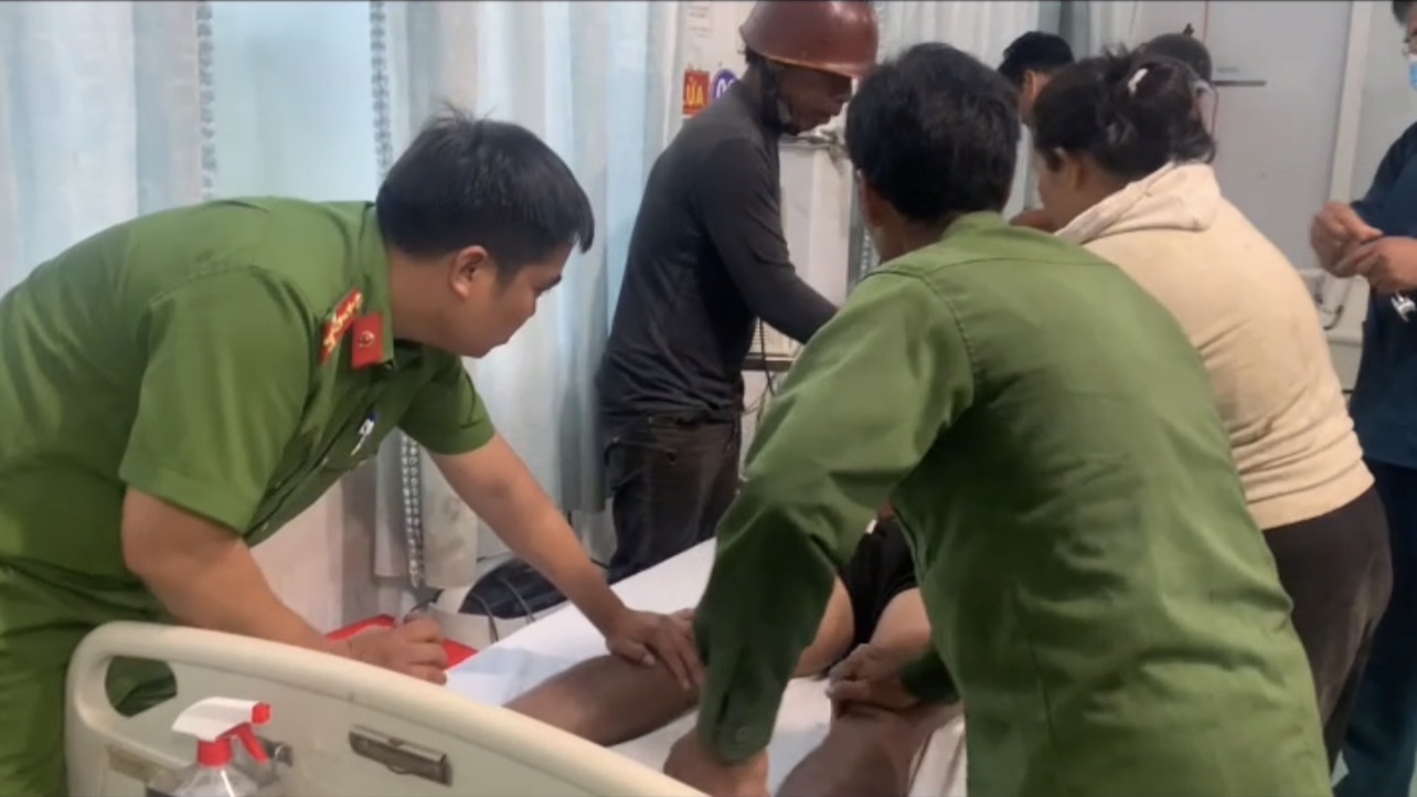 CAX chuyen benh nhan tu cang cuu thuong sang giuong cap cuu.jpg