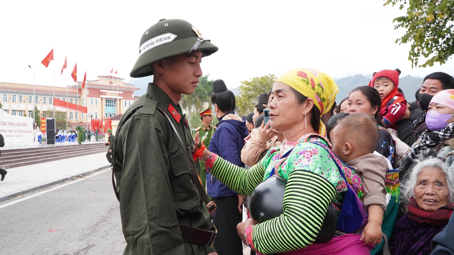 Gia đình các tân binh xúc động tiễn các đồng chí lên đường nhập ngũ.JPG
