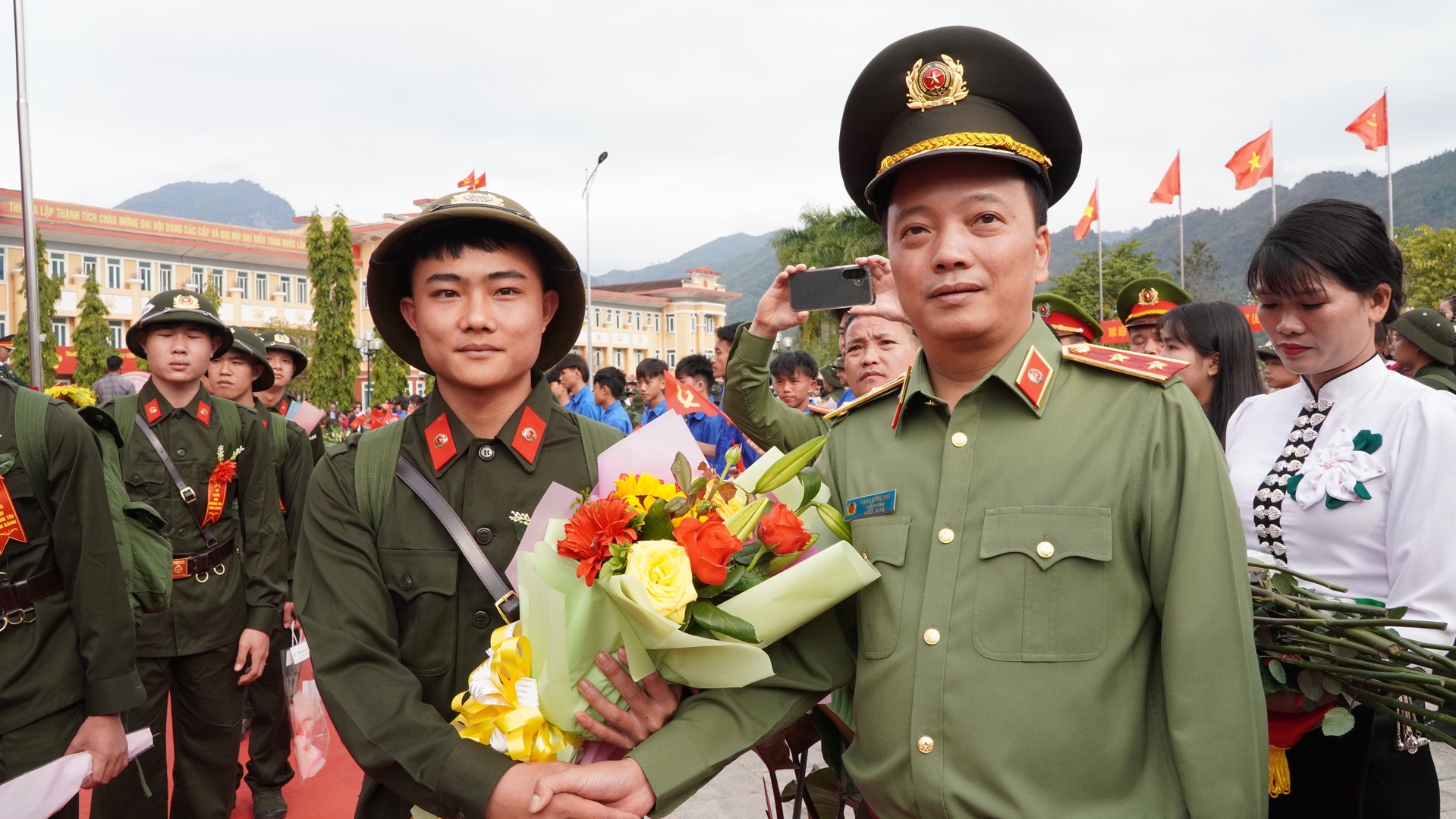 Đồng chí Thứ trưởng động viên các tân binh lên đường nhập ngũ.JPG